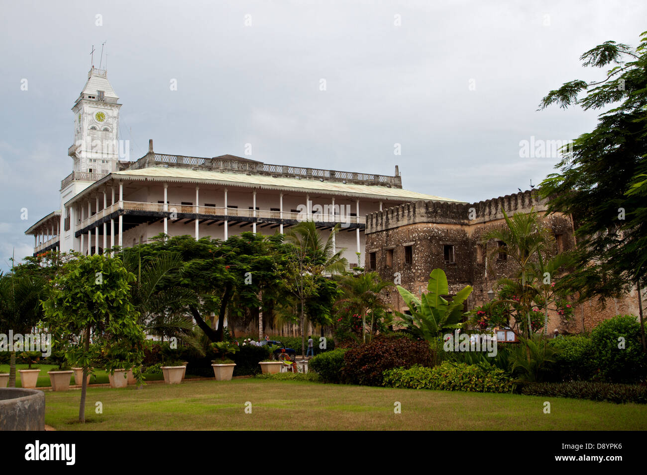 La maison des merveilles ou le Palais des merveilles (en arabe : Beit-al-Ajaib) est un bâtiment historique de Stone Town, Zanzibar. Banque D'Images