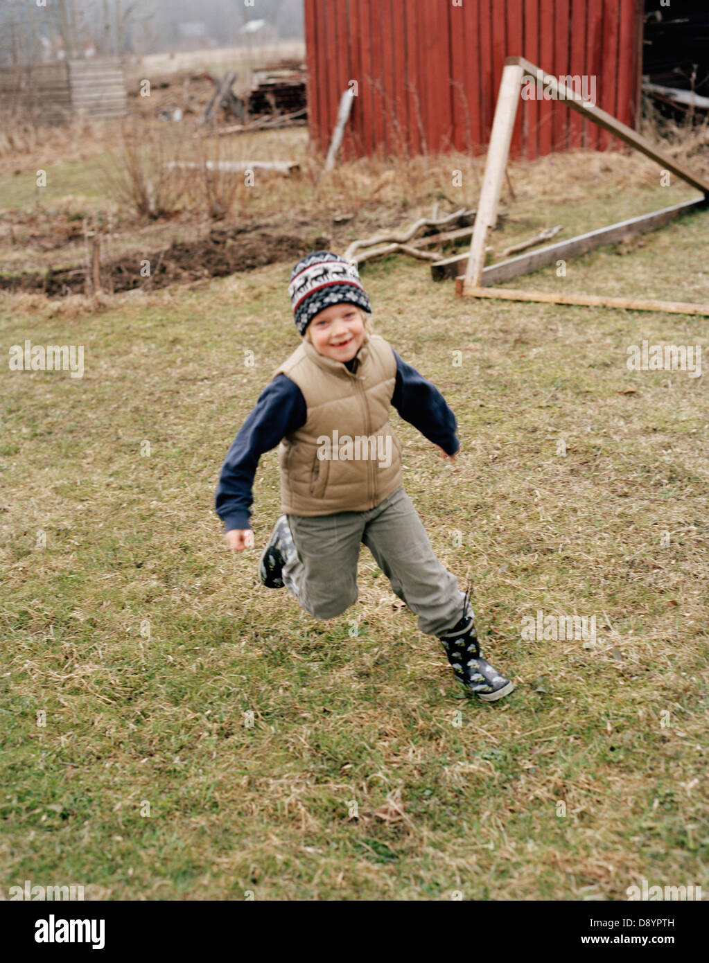 Garçon d'exécution sur la pelouse. Banque D'Images