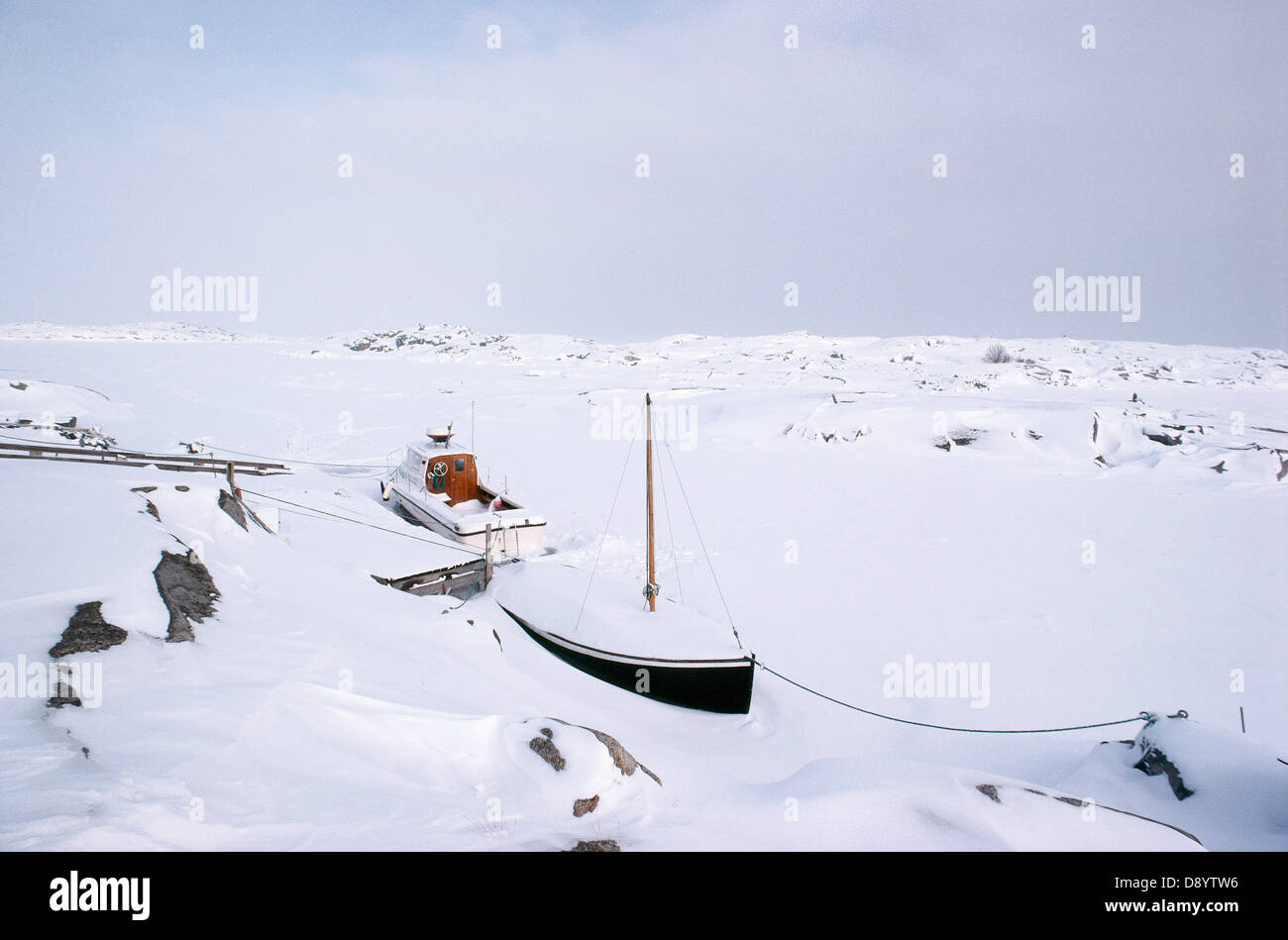 Un bateau couvert de neige dans l'archipel. Banque D'Images