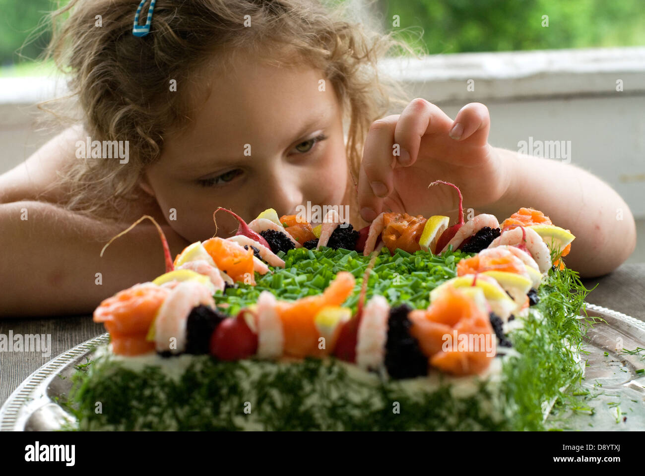 Une fille et un "savoureux sandwich layer-cake'', la Suède. Banque D'Images