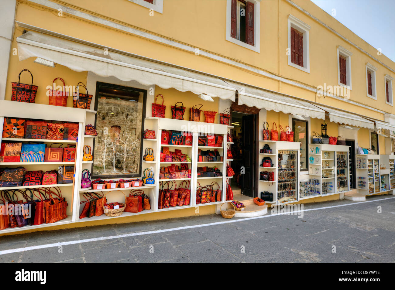 Rangée de boutiques élégantes dans la vieille ville de Rhodes. Banque D'Images