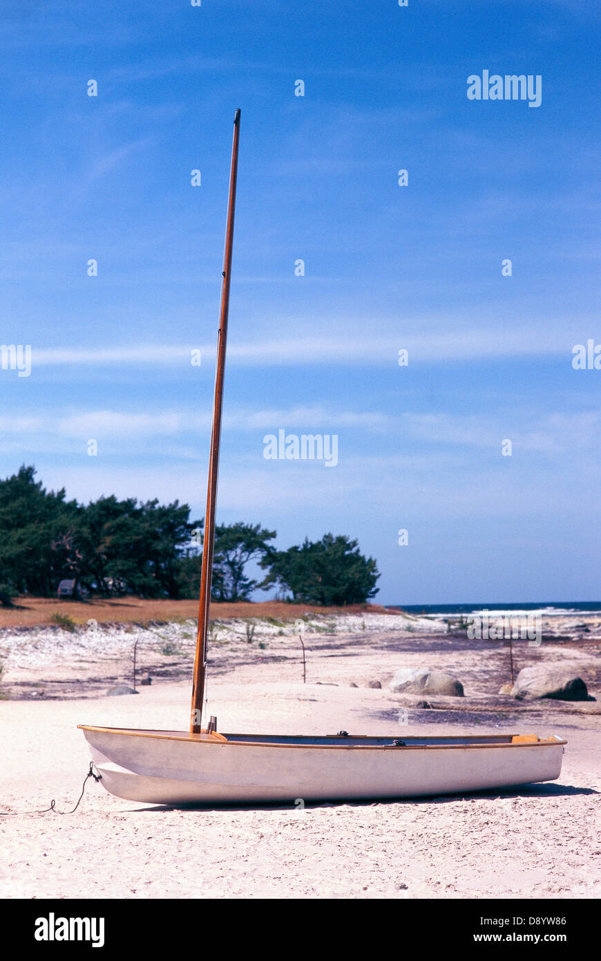 Une petite voile établie sur la plage. Banque D'Images