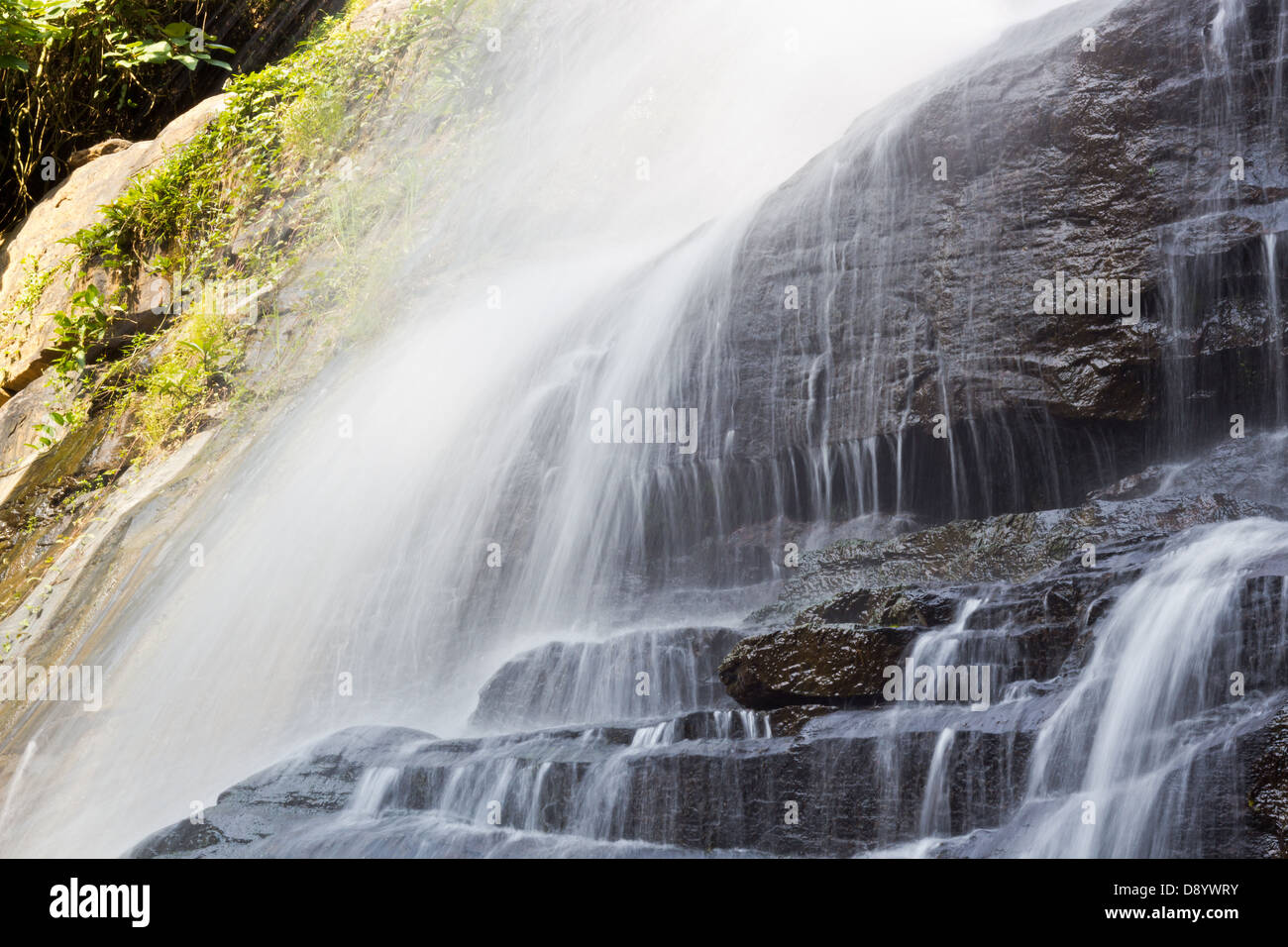 L'eau tombant au rez-de-chaussée à Mae Sa, Chiangmai en Thaïlande. Banque D'Images