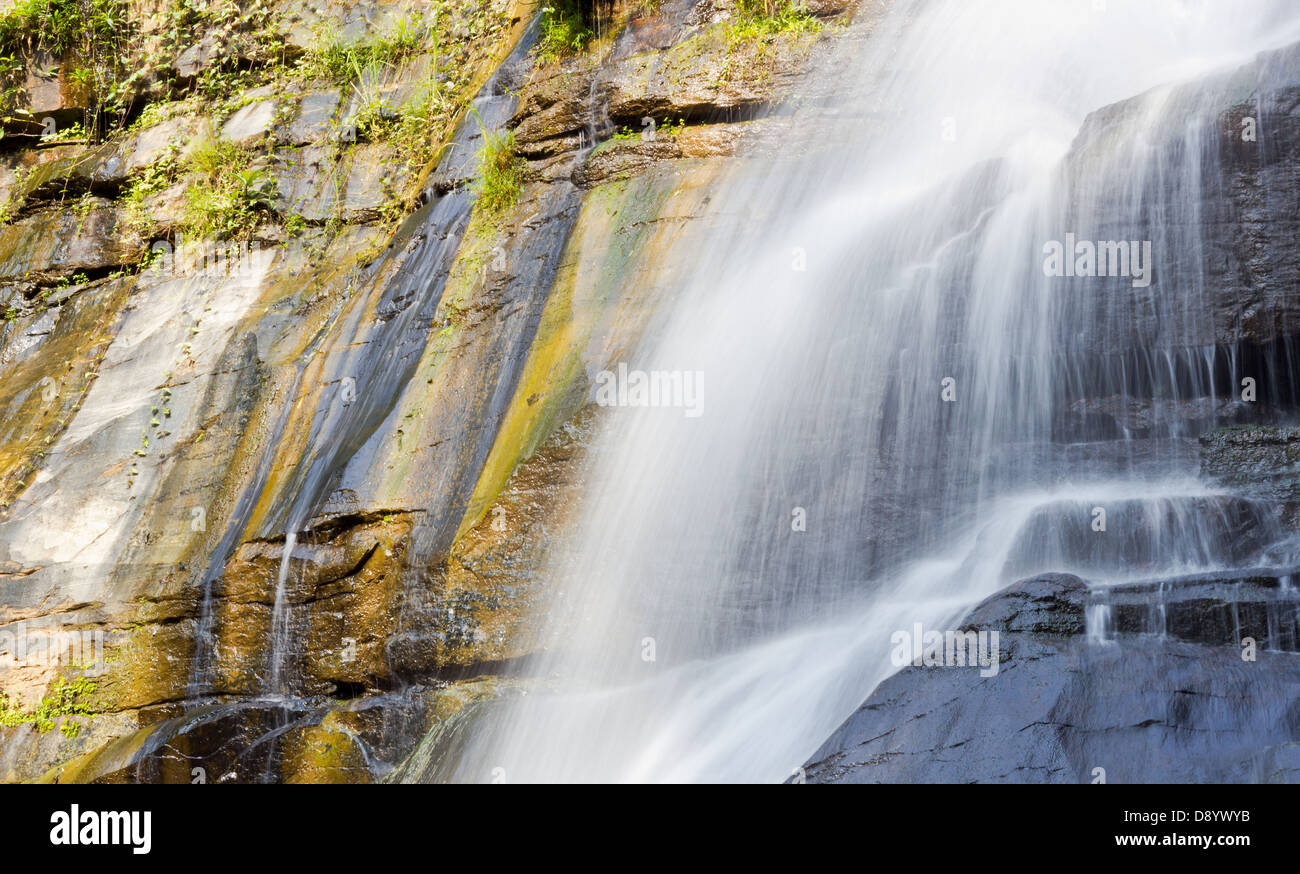 L'eau tombant au rez-de-chaussée à Mae Sa, Chiangmai en Thaïlande. Banque D'Images