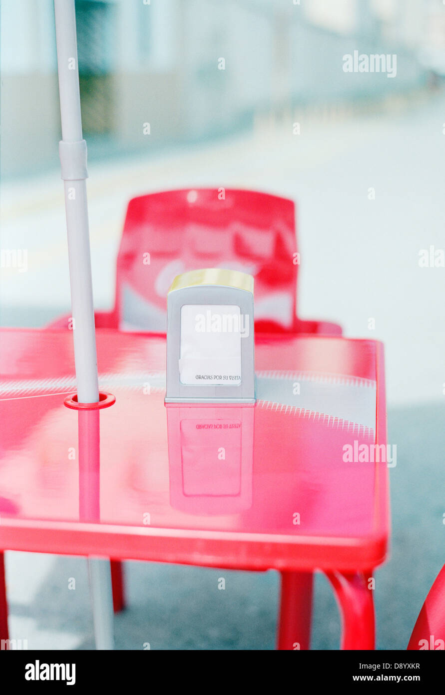 Une table rouge dans un café, de l'Espagne. Banque D'Images