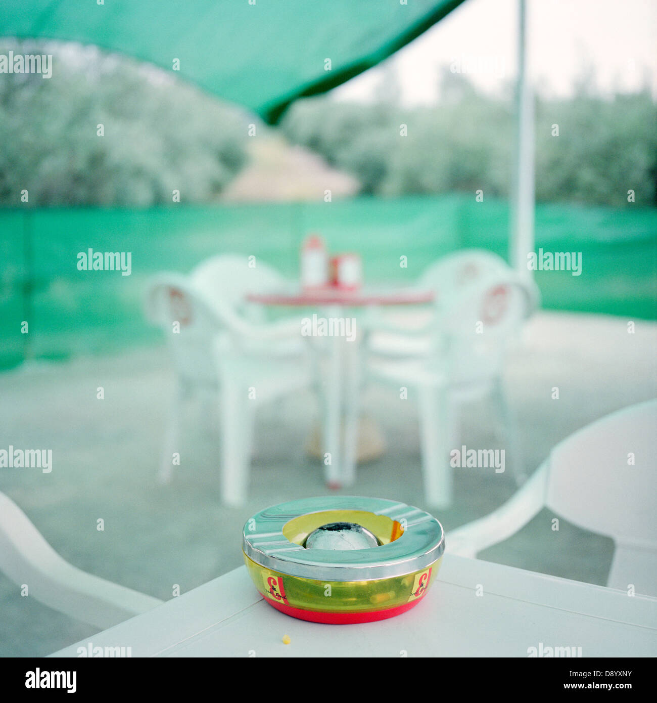 Cendrier sur une table. Banque D'Images