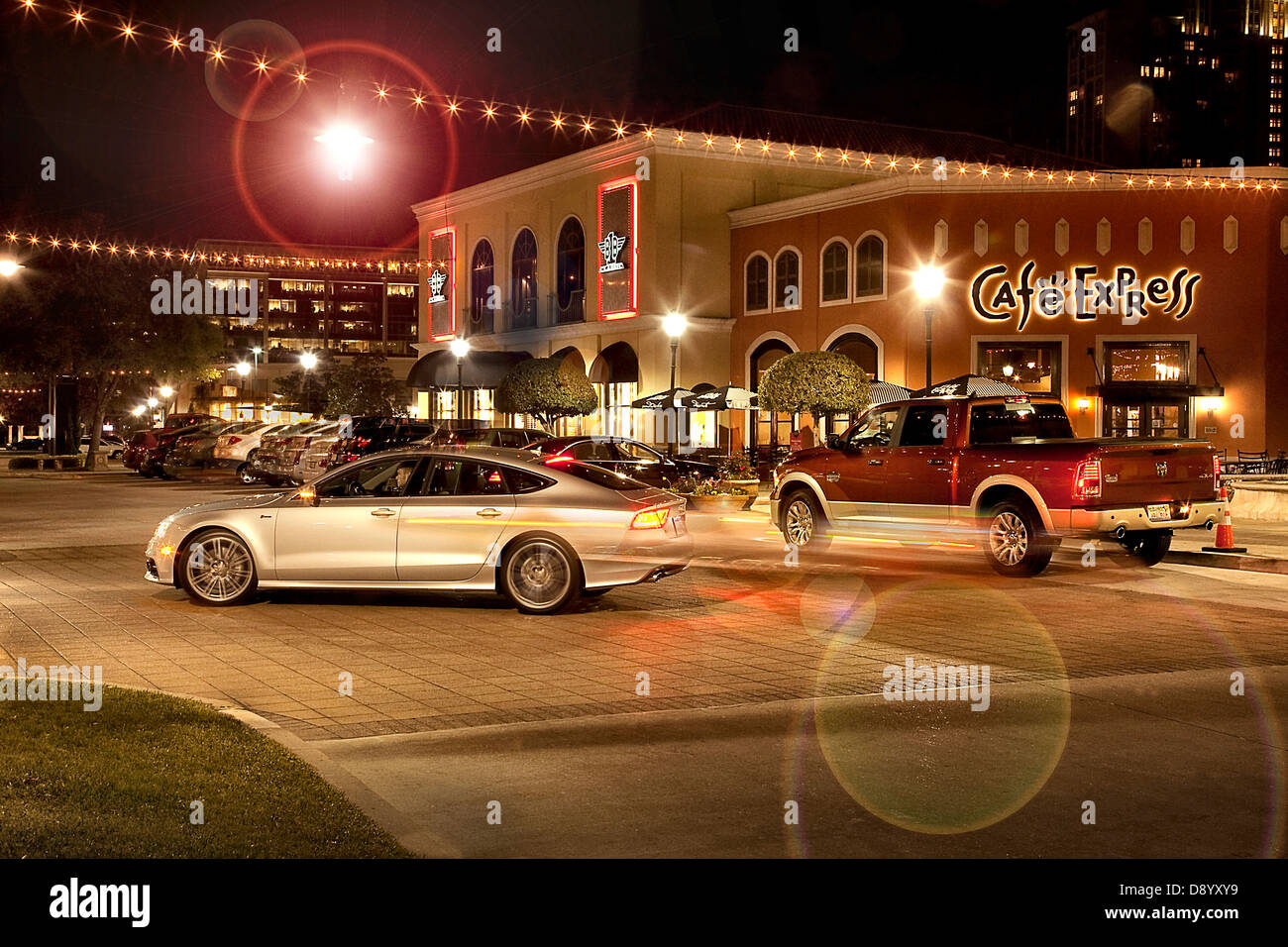 La conduite de nuit à Houston au Texas. Audi A7 Dodge Ram 1500 Laramie de passage Banque D'Images