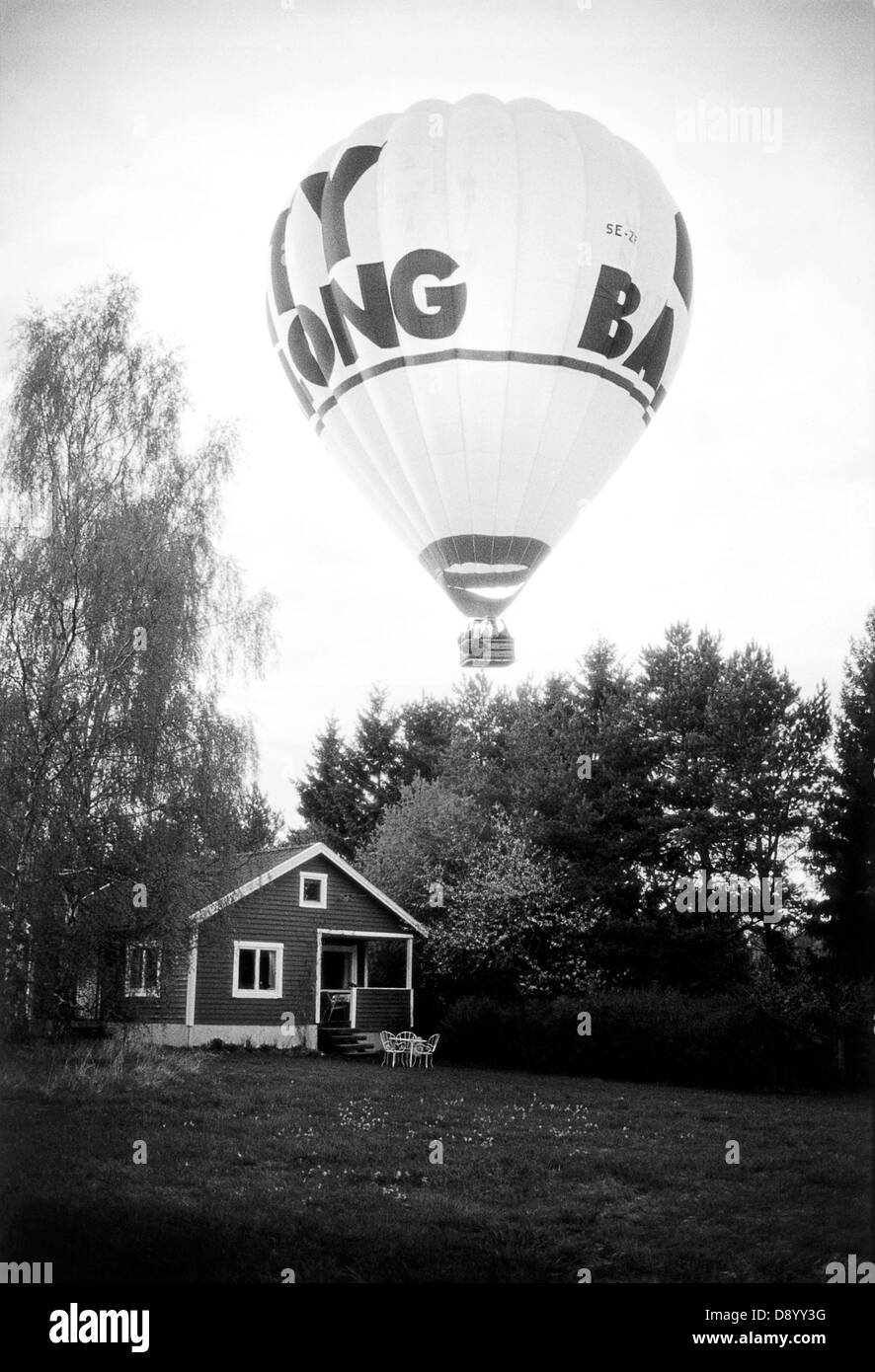 Un ballon au-dessus d'un chalet, la Suède. Banque D'Images