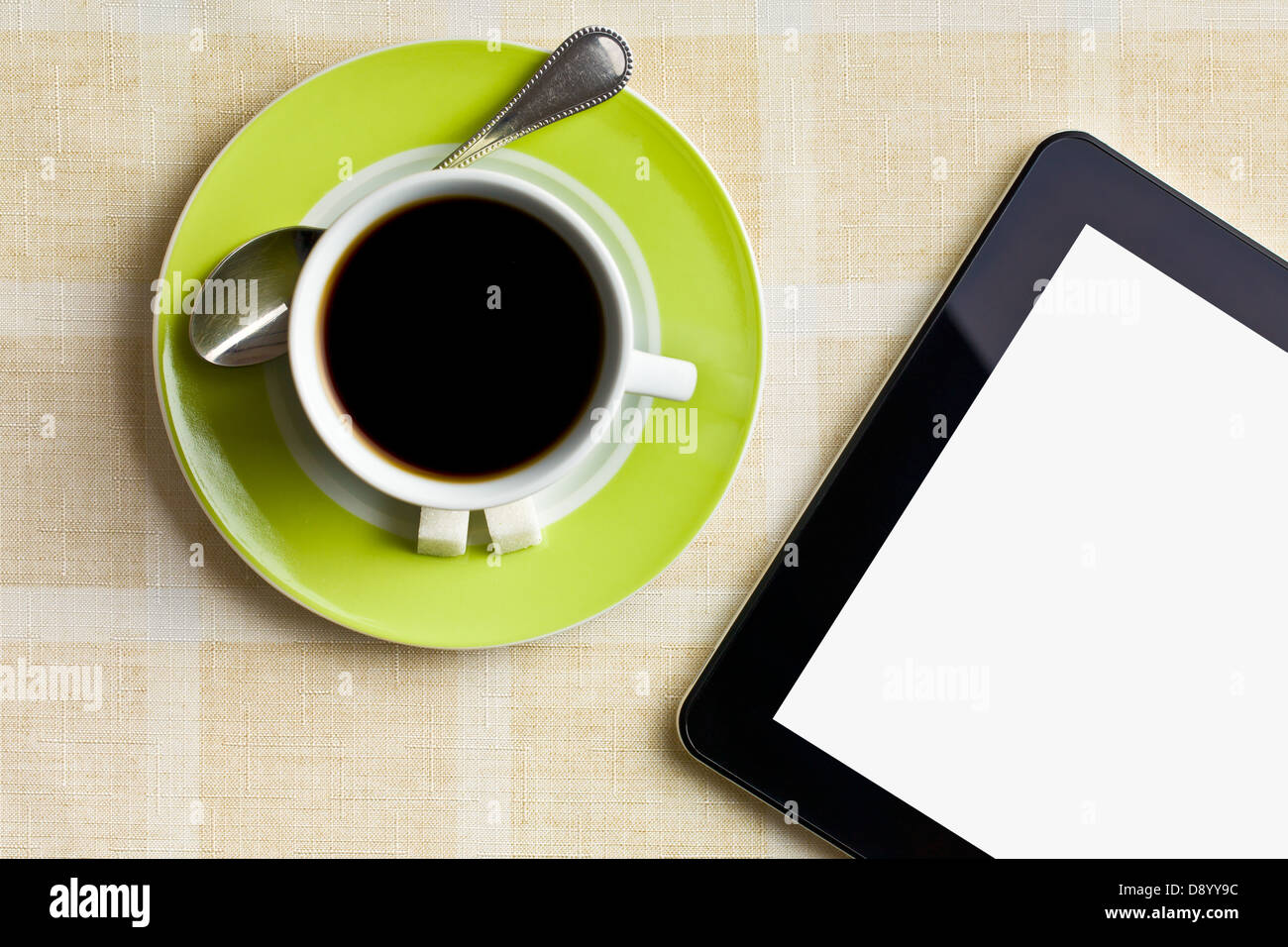 Café noir dans la tasse verte avec tablette ordinateur Banque D'Images