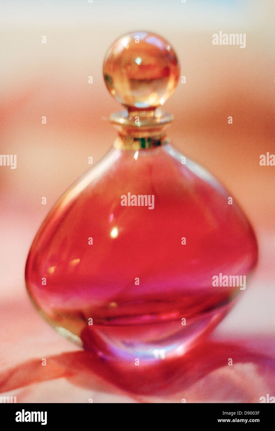 Un flacon de parfum, close-up. Banque D'Images