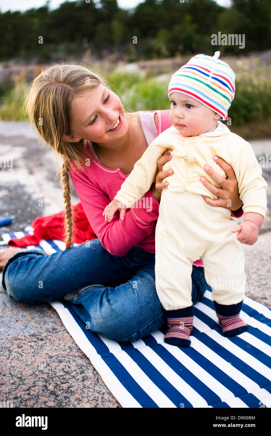 Une fille avec sa petite sœur. Banque D'Images