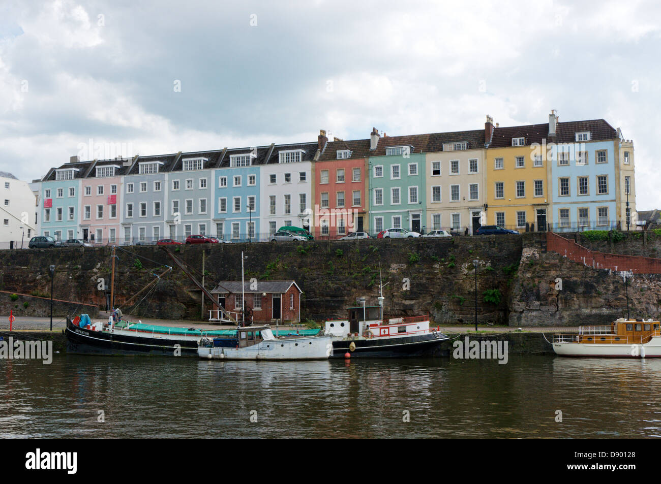 Une terrasse de maisons colorées à Redcliffe Parade à travers le port flottant à Bristol. Banque D'Images