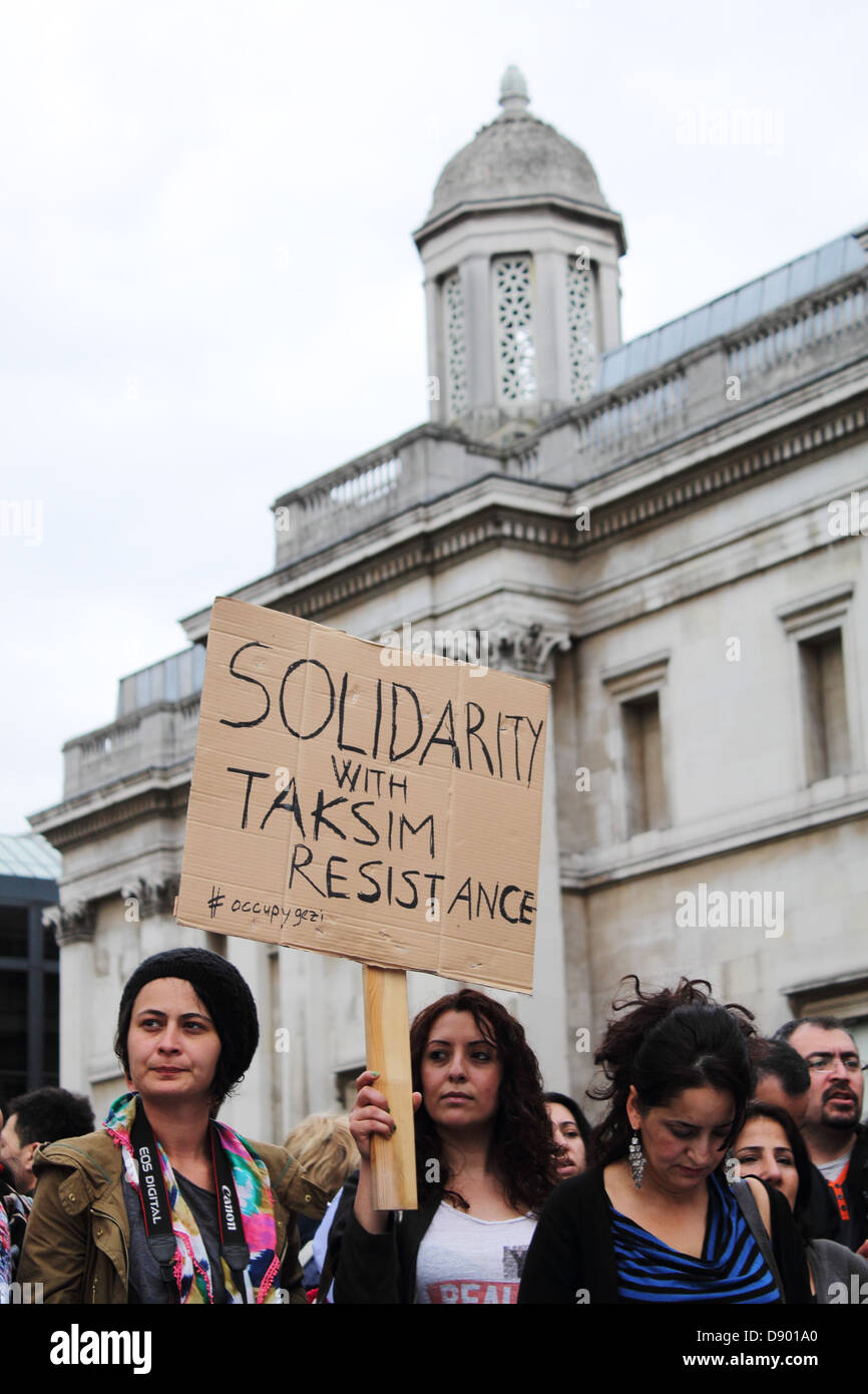 1er juin 2013 Trafalgar Square Londres manifestant turc se rassemble pour exprimer leur solidarité à l'manifestant en Turquie Banque D'Images