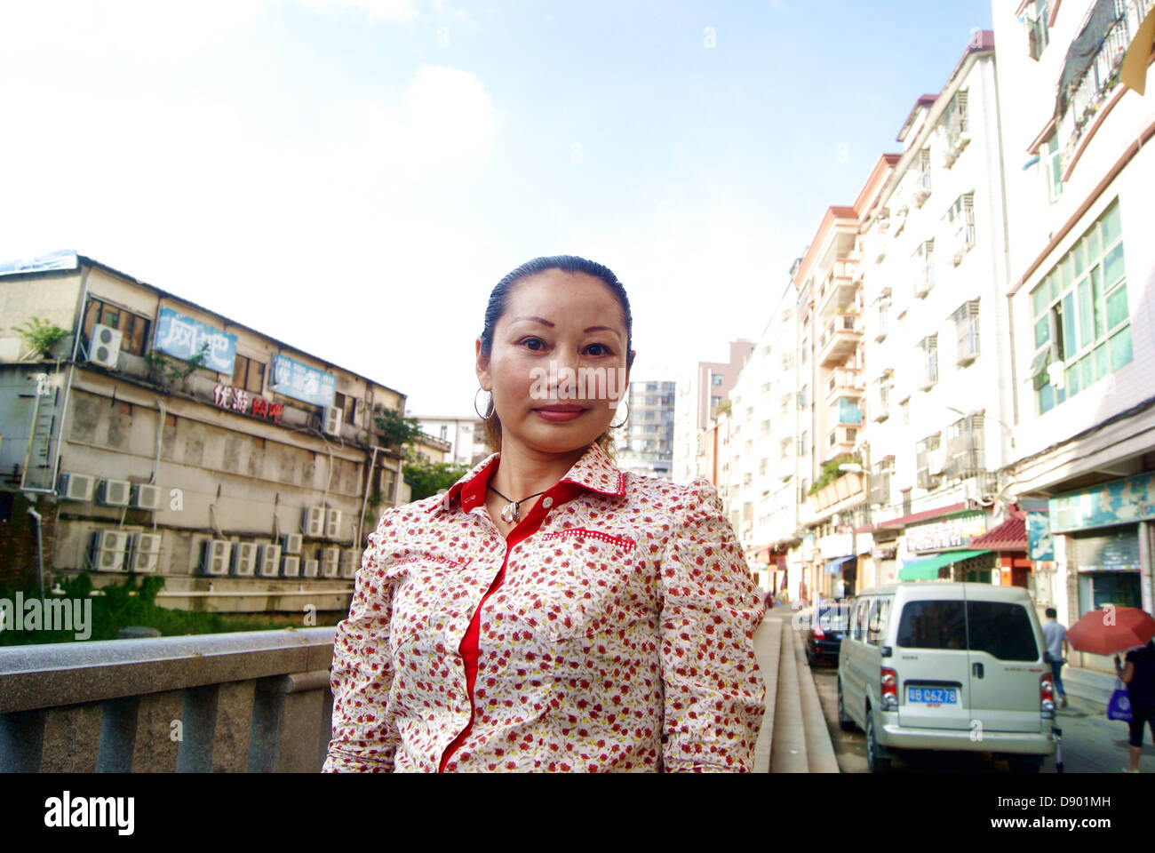 Une femme chinoise, dans la ville de Shenzhen xixiang, endroit tous photo. Banque D'Images