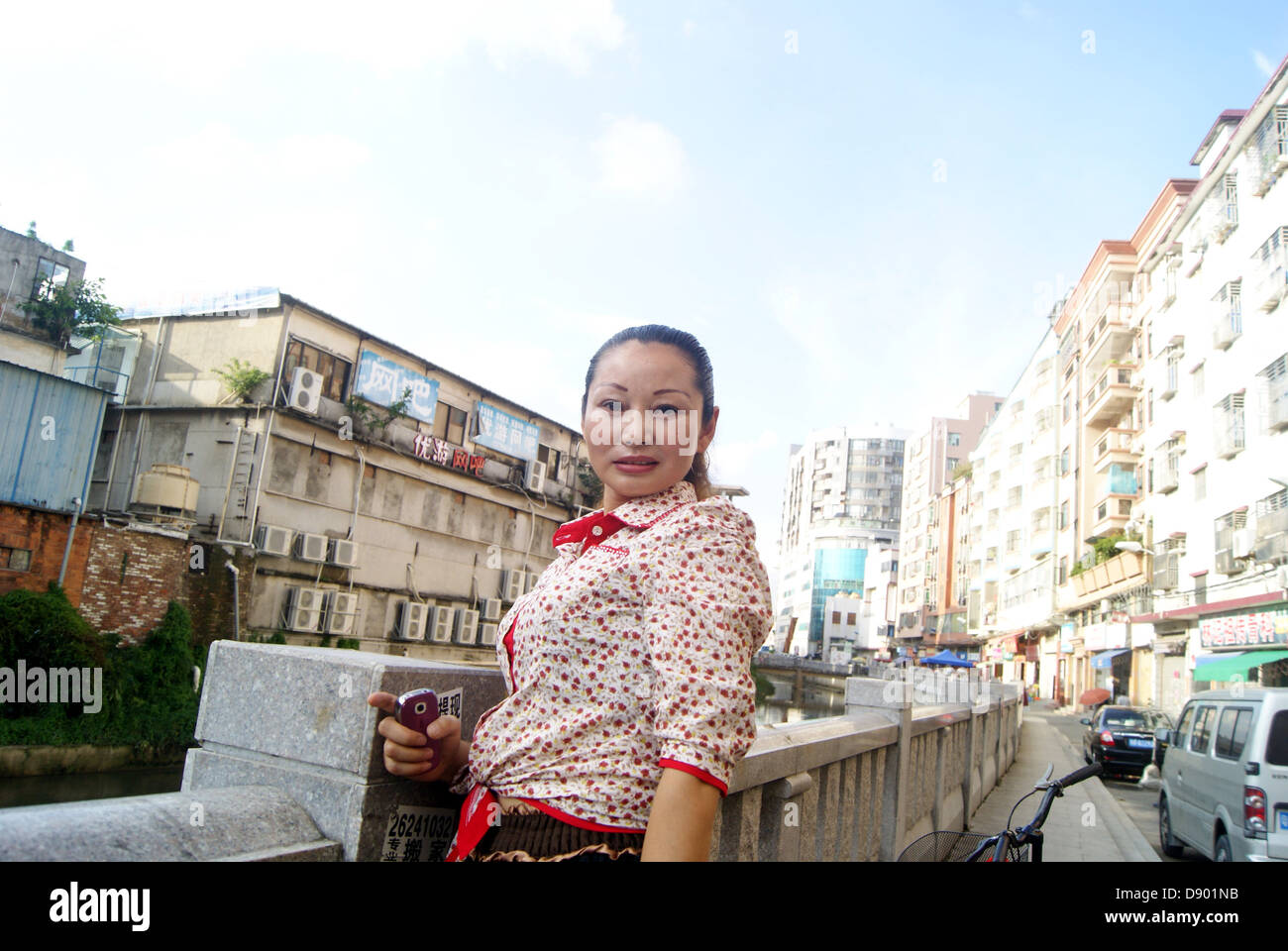 Une femme chinoise, dans la ville de Shenzhen xixiang, endroit tous photo. Banque D'Images