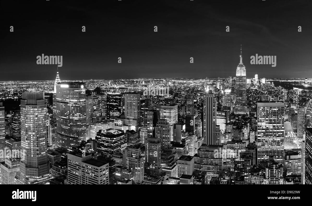 New York City Manhattan skyline at night Panorama noir et blanc avec les gratte-ciel. Banque D'Images
