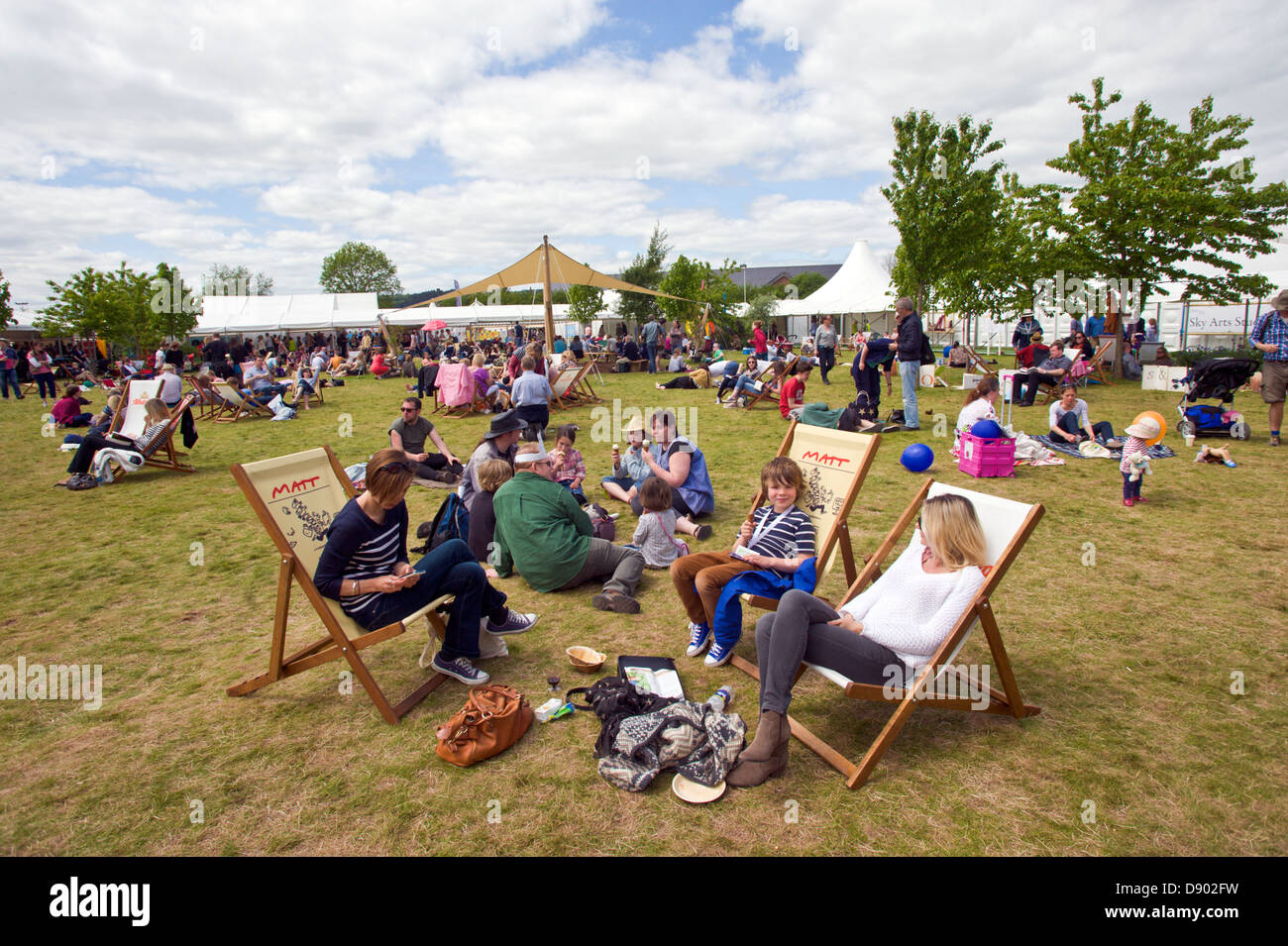 Des groupes de visiteurs de vous détendre sur la pelouse à l'Hay Festival 2013 Hay-on-Wye Powys Pays de Galles UK Banque D'Images