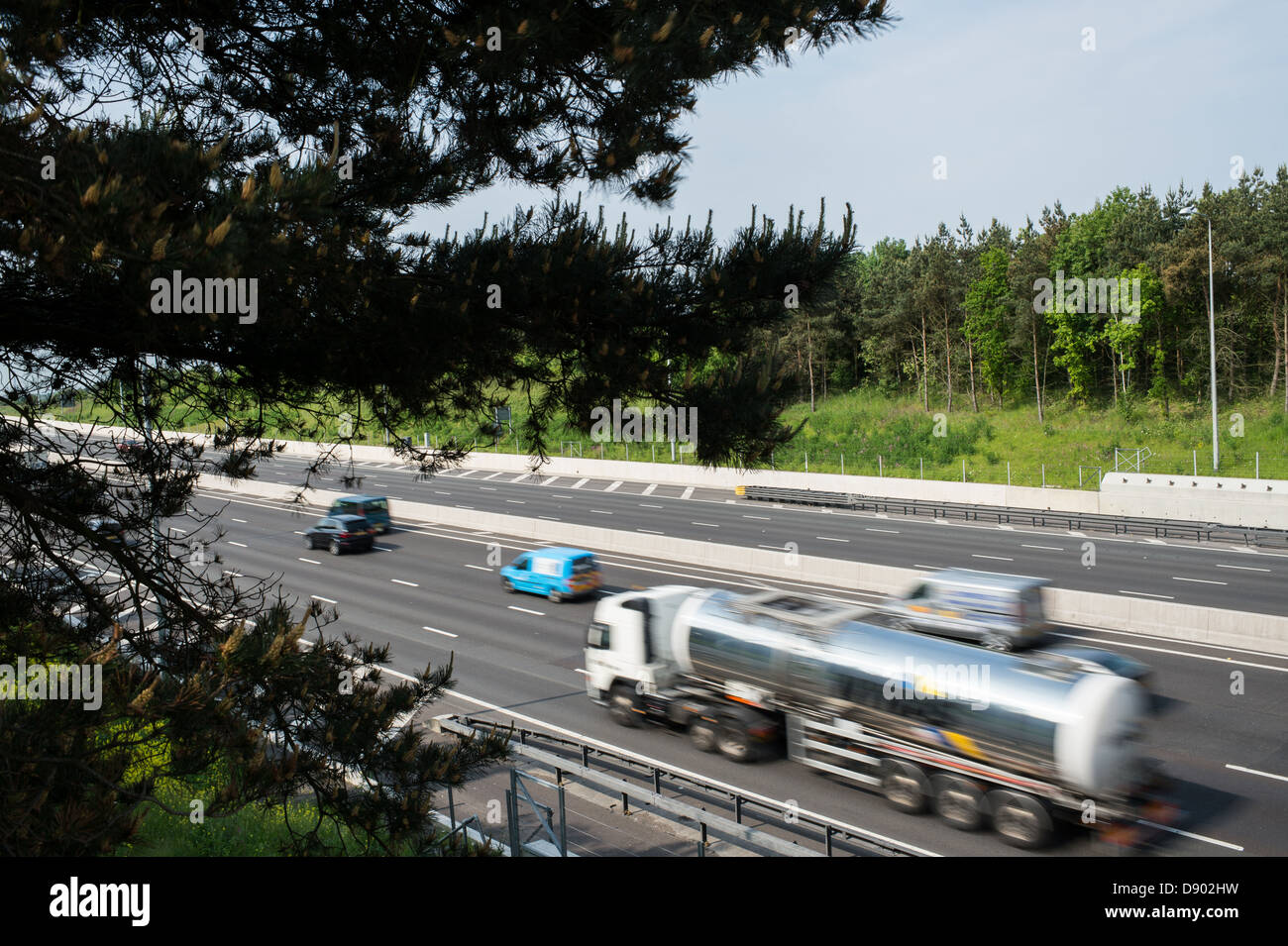 Les véhicules de transport de marchandises et les voitures rouler le long de l'autoroute M25 dans l'Essex, Royaume-Uni. Banque D'Images