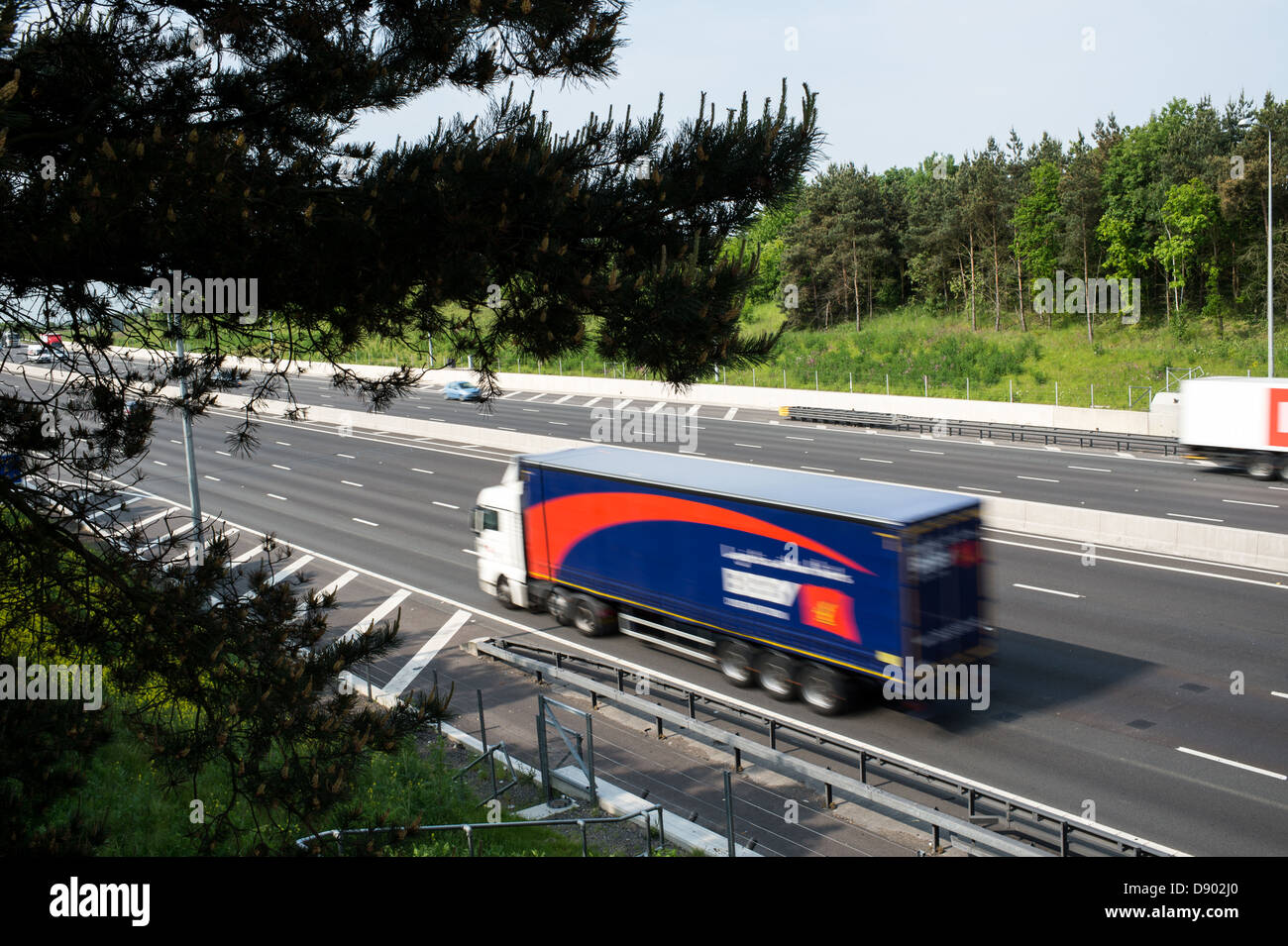 Les véhicules de transport de marchandises et les voitures rouler le long de l'autoroute M25 dans l'Essex, Royaume-Uni. Banque D'Images