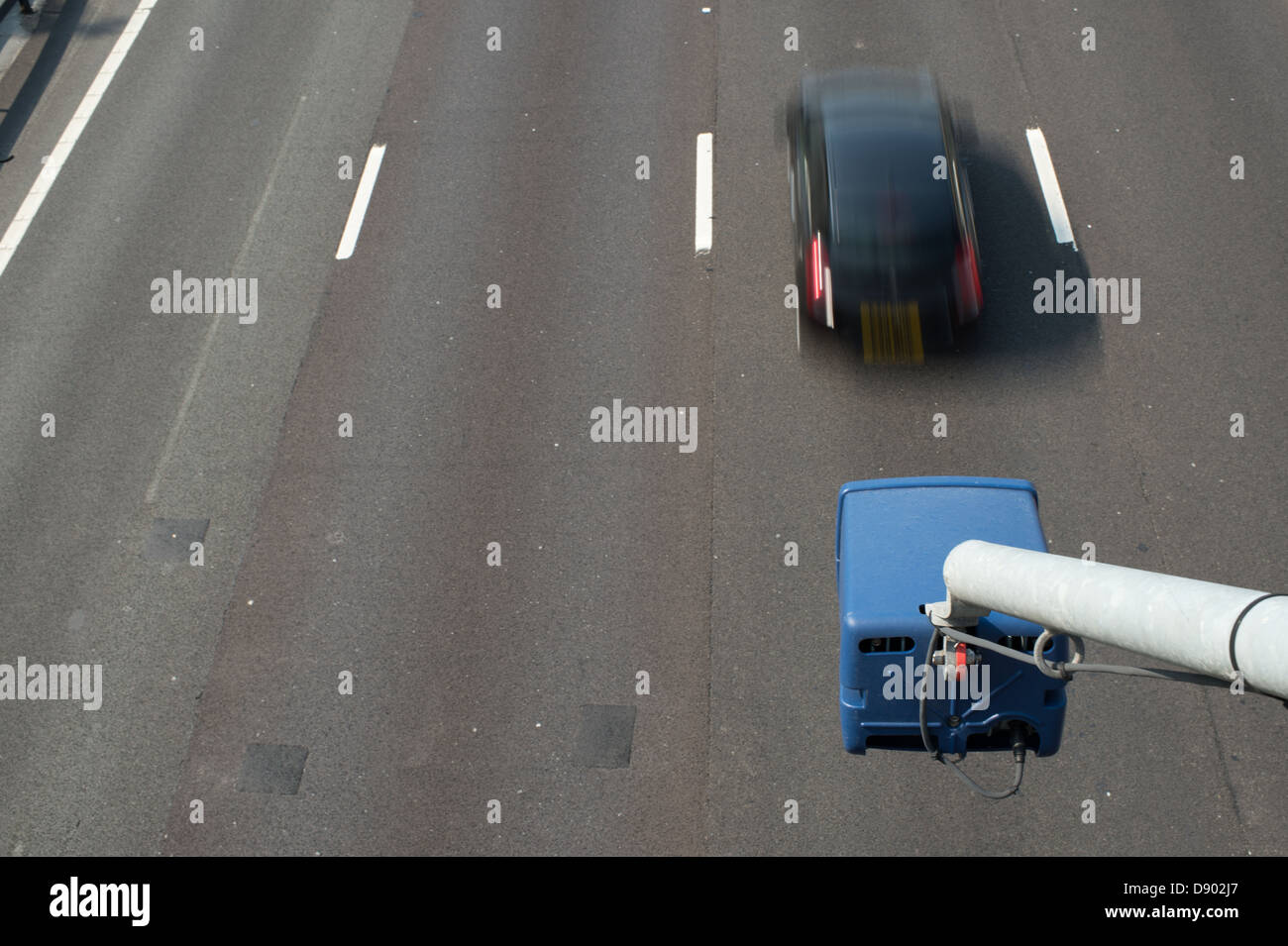 Autour de l'horloge de la surveillance du trafic sur l'autoroute M25 dans l'Essex. Banque D'Images