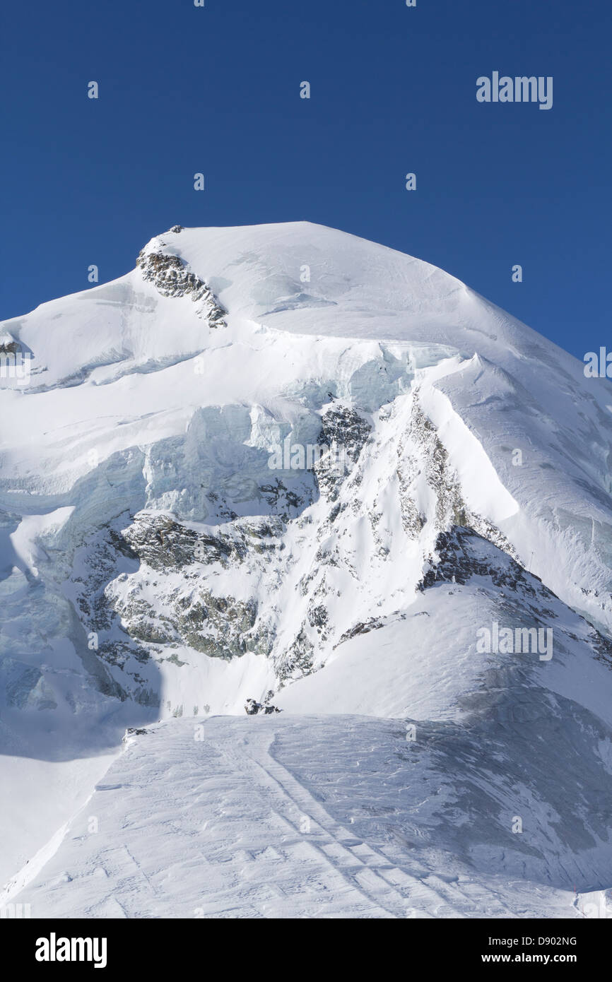 SAAS-fee, Valais, Suisse. Le sommet de l'Allalin mountain et un glacier visible. Banque D'Images