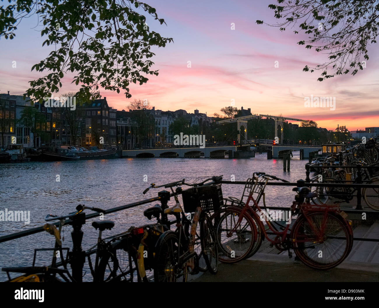 Pays-bas, Amsterdam, près de Magere Brug scène au bord du canal sur la rivière Amstel Banque D'Images