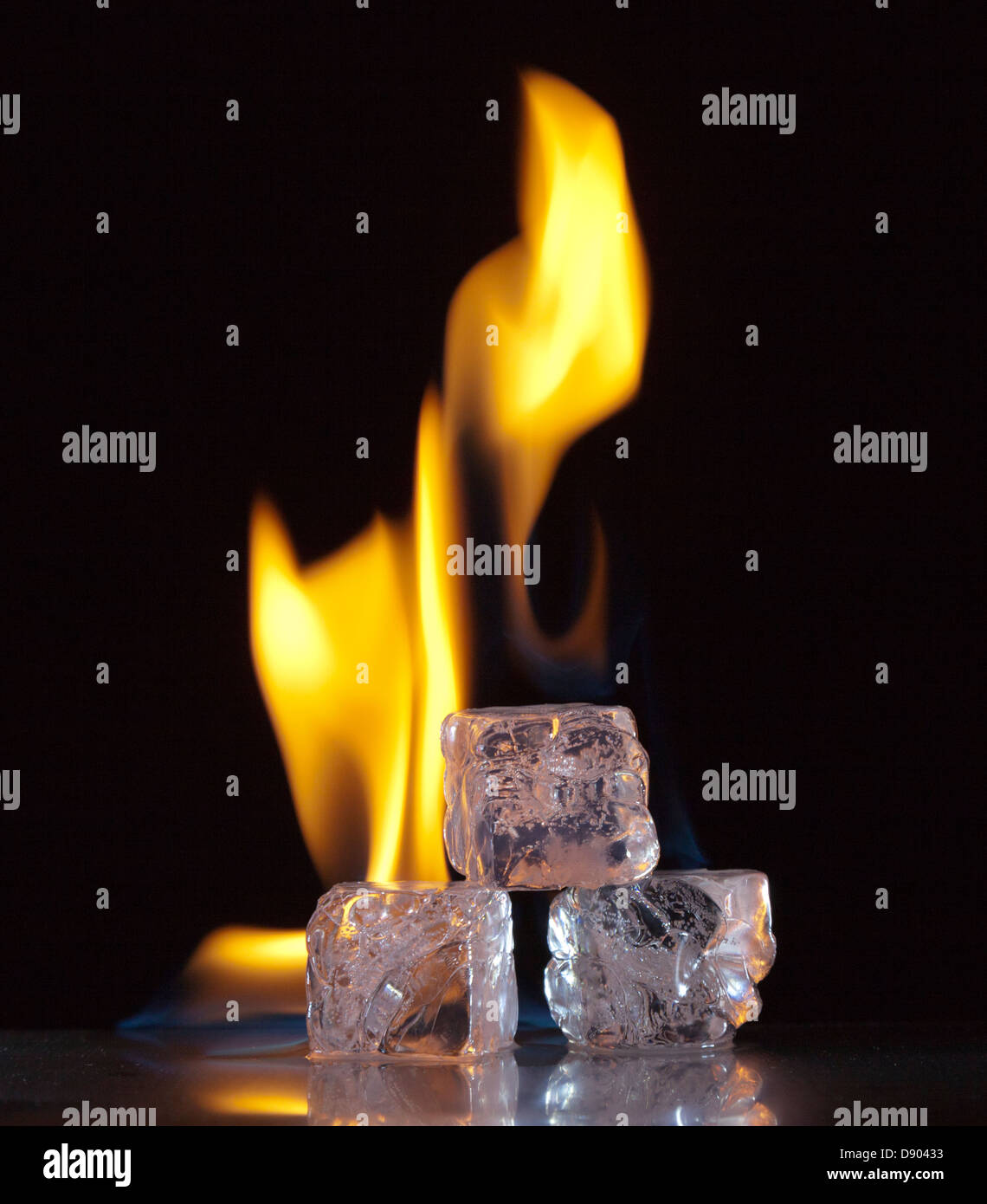 Des cubes de glace sur le feu donnant des flammes chaleur off cool Banque D'Images