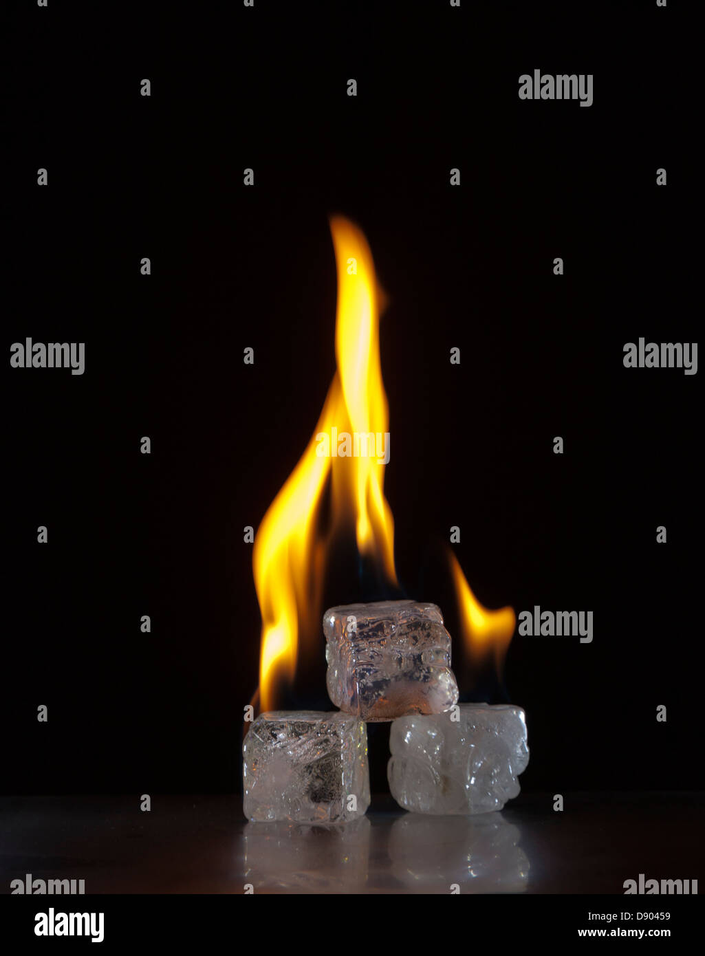 Des cubes de glace sur le feu donnant des flammes chaleur off cool Banque D'Images