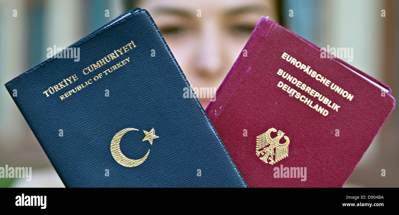 Gul Merve étudiant présente un Allemand (R) et un passeport turc à Stuttgart, Allemagne, 07 juin 2013. Peu avant une réunion du parlement fédéral (Bundesrat) sur la question de la double citoyenneté, Ministre de l'économie du Bade-Wurtemberg a parlé d'octroi de personnes d'origine étrangère La double citoyenneté. Photo : BERND WEISSBROD Banque D'Images