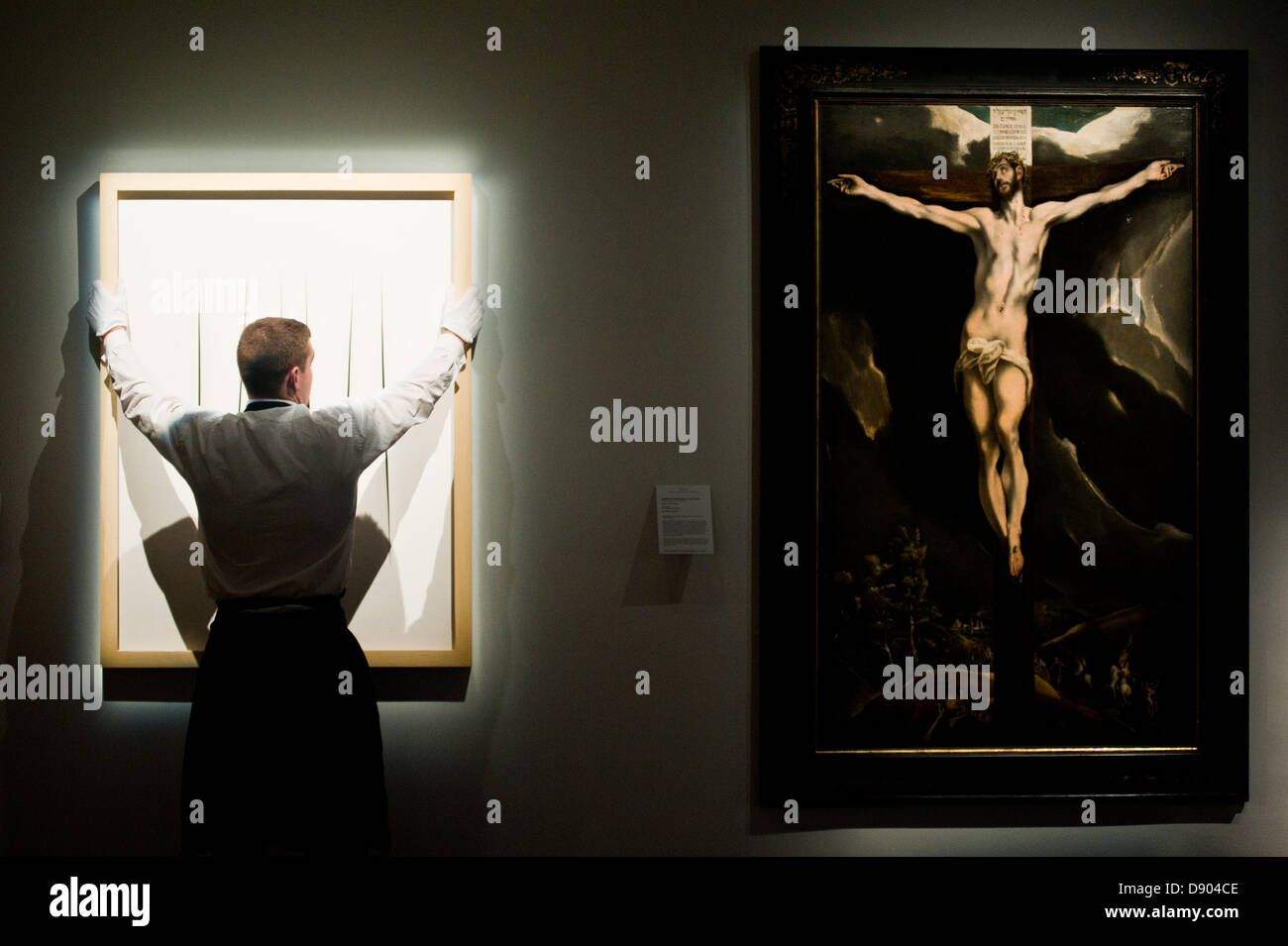 Londres, Royaume-Uni. 7 juin 2013. Sotheby's un employé détient une œuvre intitulée "Concetto Spaziale Attentes ' par Lucio Fontana (est. €3.3-4.5 millions) qui se tient à côté d'El Greco's "Christ en croix" (est. 3 à 5 millions de livres sterling) au cours de l'aperçu de l'été vente aux enchères à Sotheby's estimé à £100 millions. Credit : Piero Cruciatti/Alamy Live News Banque D'Images