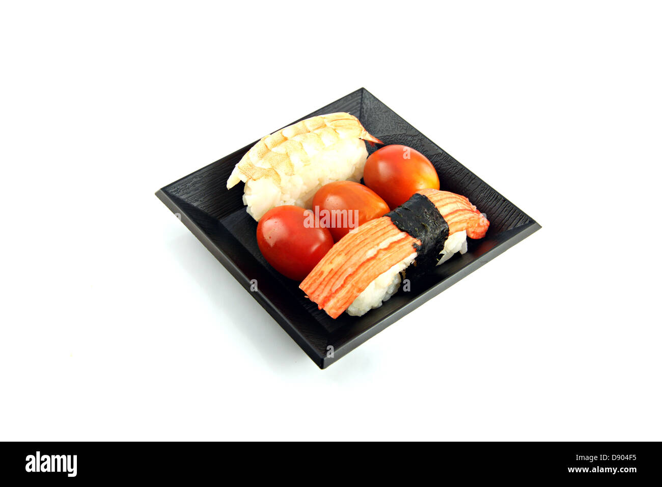 La tomate et les fruits de mer sushi dans un bol sur le fond blanc. Banque D'Images