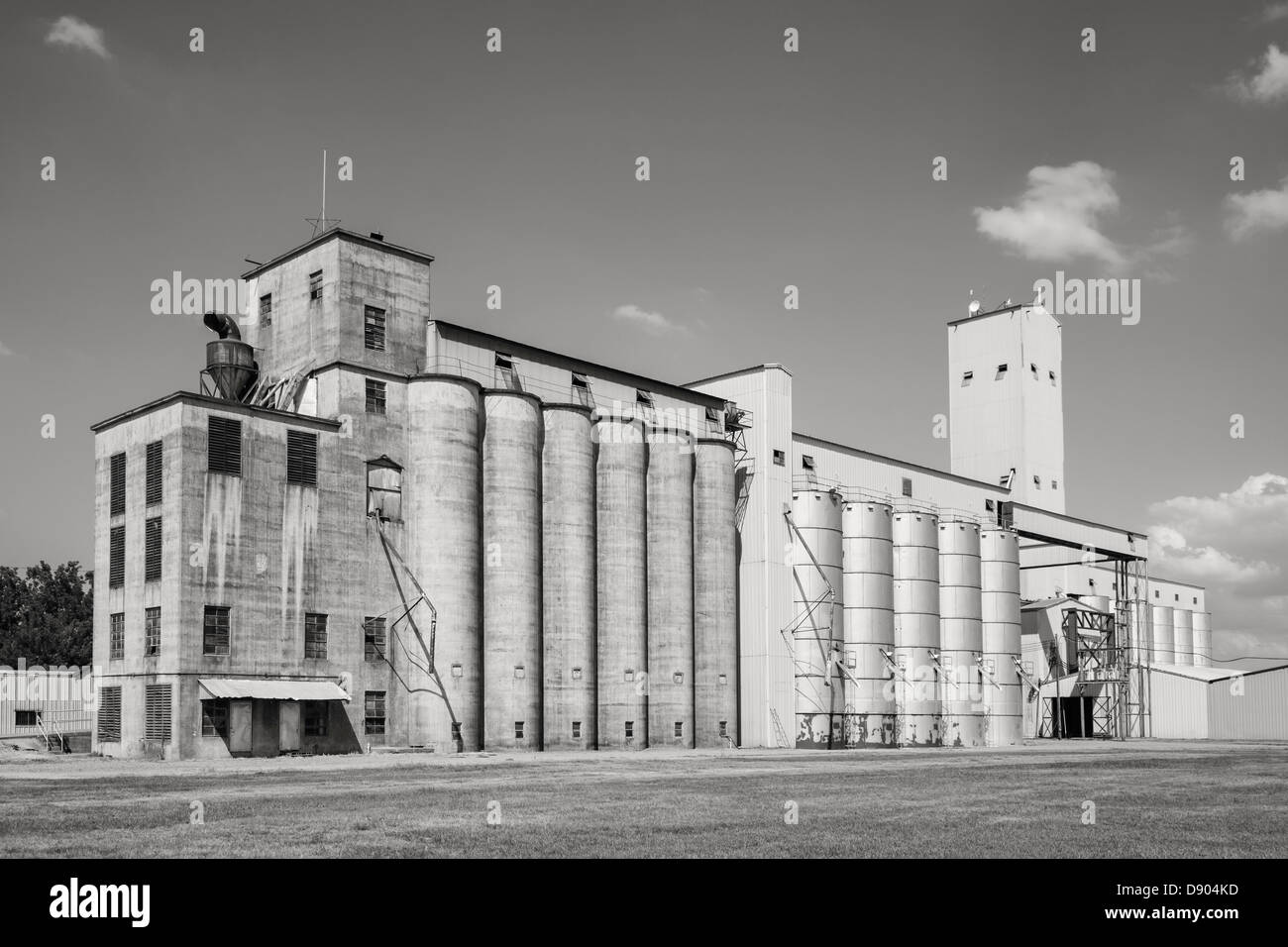 Installation de stockage de grain, Carlisle, AR, noir et blanc Banque D'Images