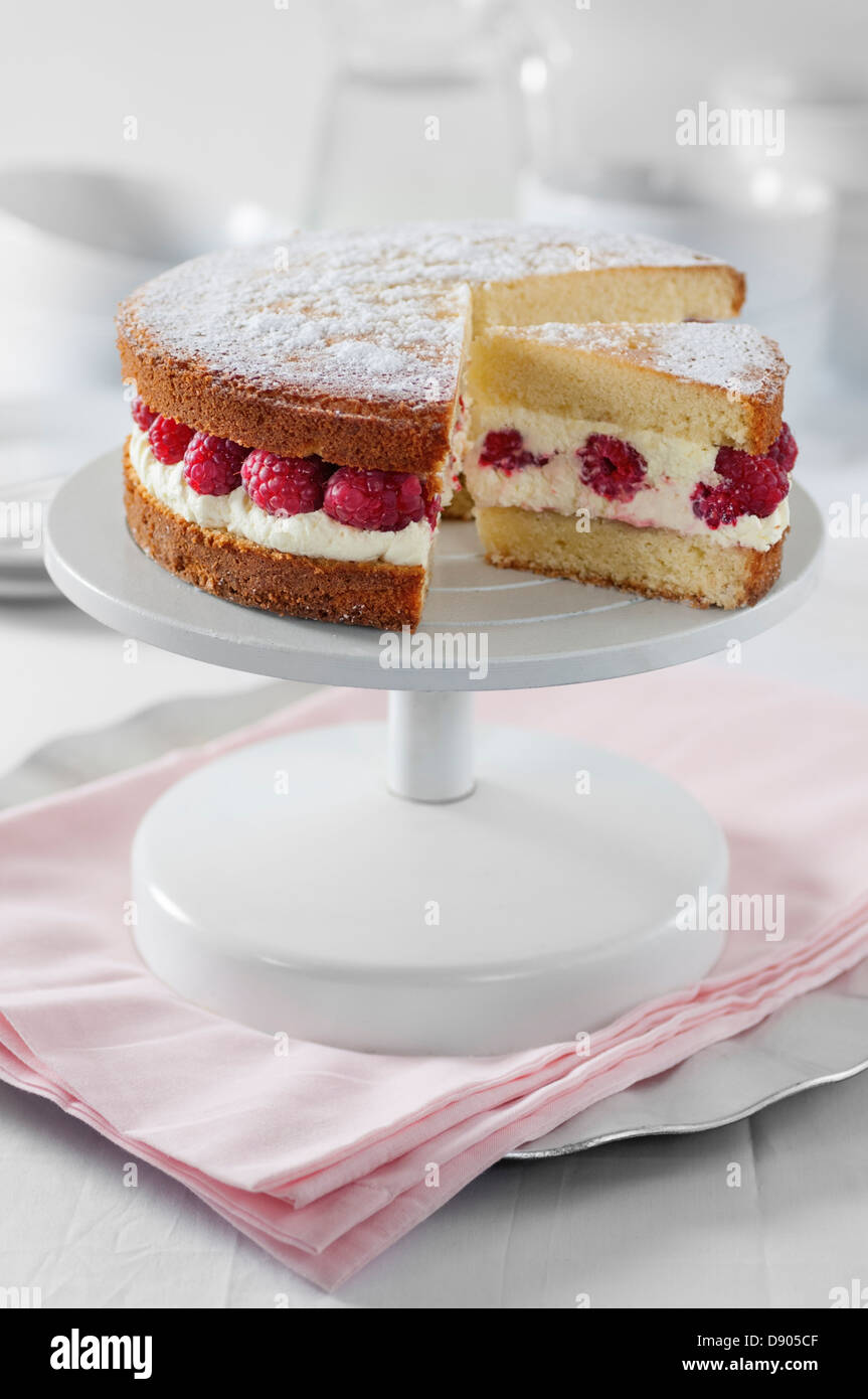 Gâteau éponge Victoria avec des framboises et de la crème Banque D'Images