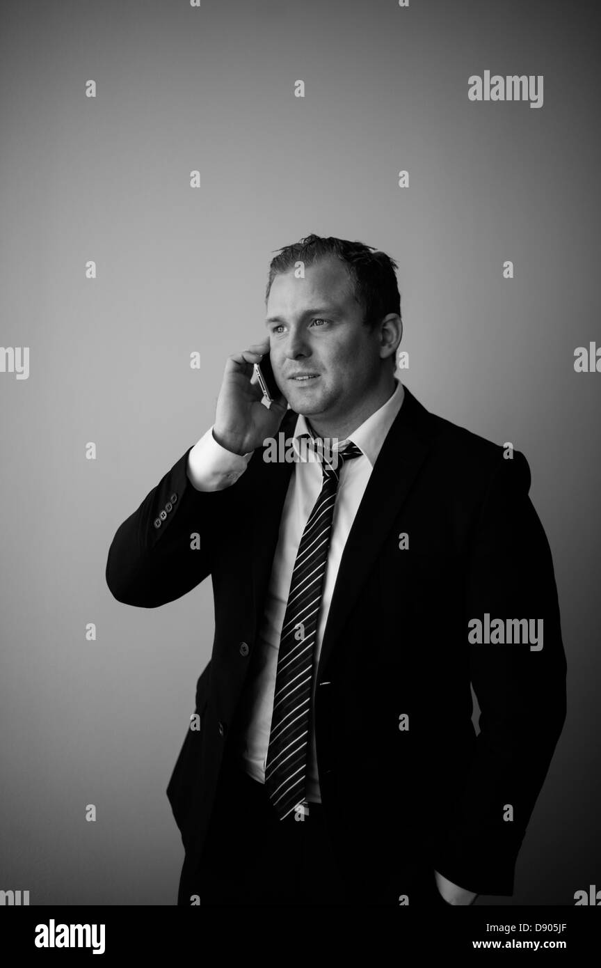 Businessman talking on phone Banque D'Images
