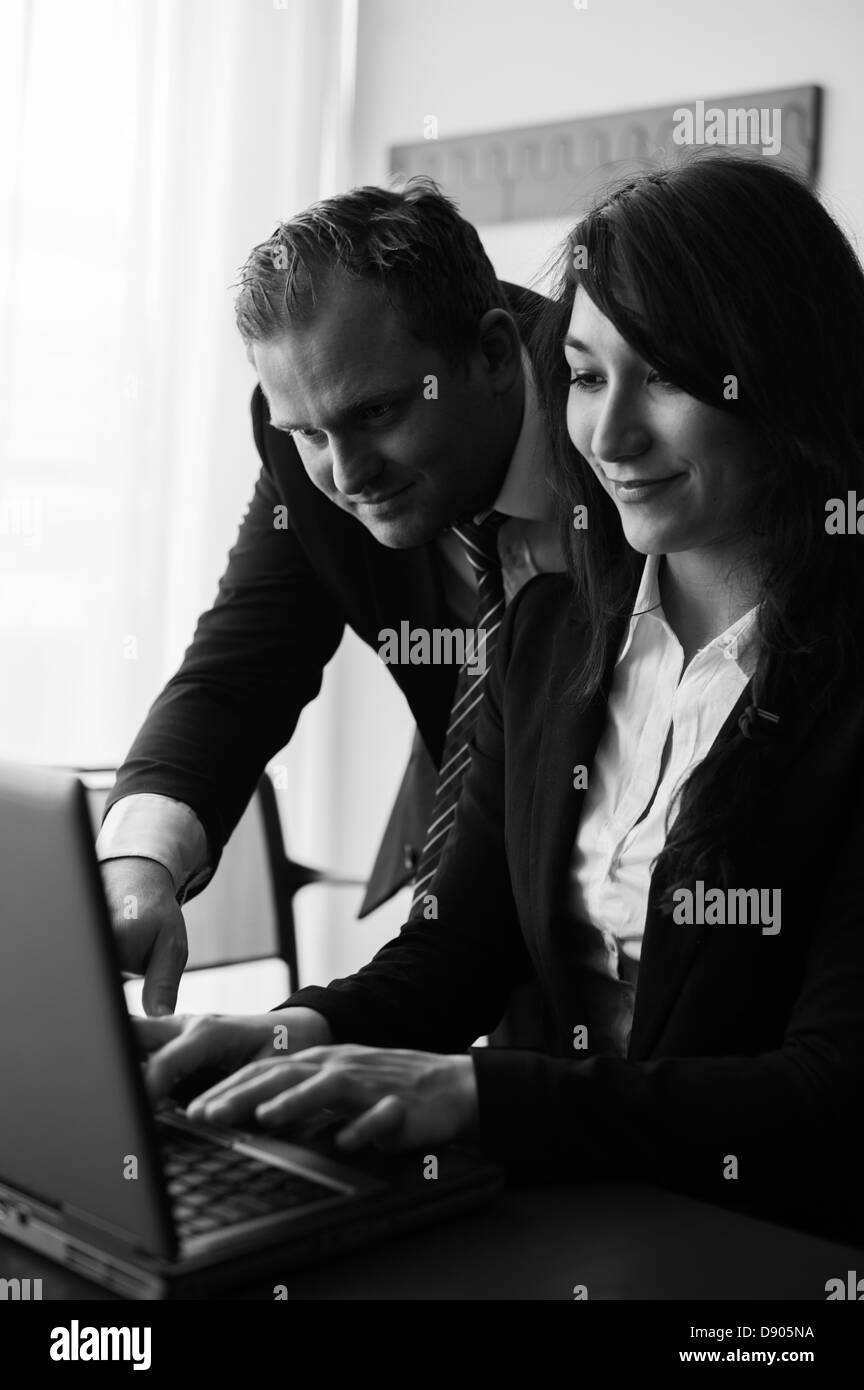 Deux personnes travaillant ensemble Banque d'images noir et blanc - Alamy