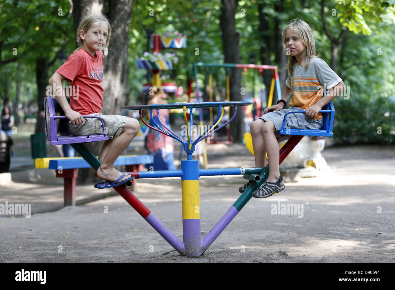 Deux enfants SUR LE ROND-POINT PARC SHEVCHENKO KHARKIV UKRAINE 26 Juin 2012 Banque D'Images