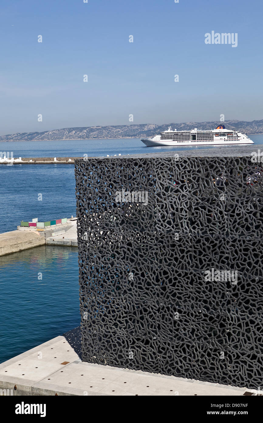 Marseille, France. 7 juin 2013. Premier jour de l'ouverture du MuCEM (Musée des civilisations de l'Europe et de la Méditerranée) à Marseille (13,France).Vue du Fort Saint jean sur le Mucem Crédit : Roland Bouvier/Alamy Live News Banque D'Images