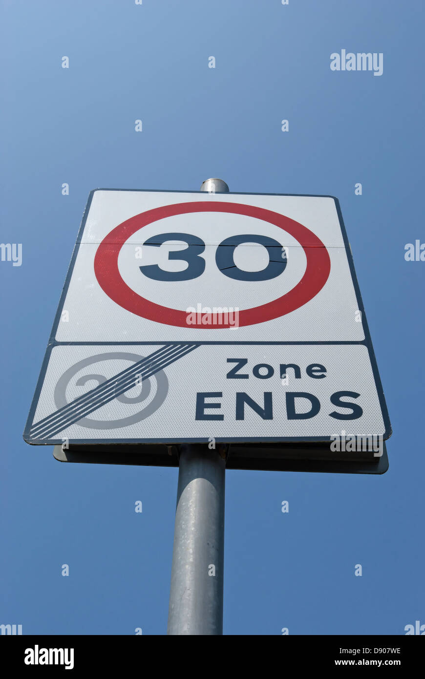 Panneau routier indiquant la fin de 20mph zone et début de zone 30 mph Banque D'Images