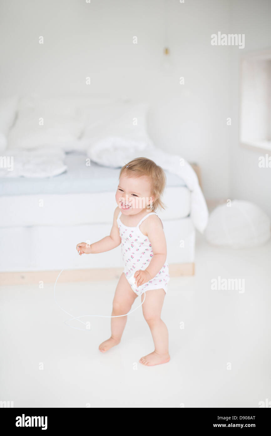 Petite fille rire dans la chambre Banque D'Images