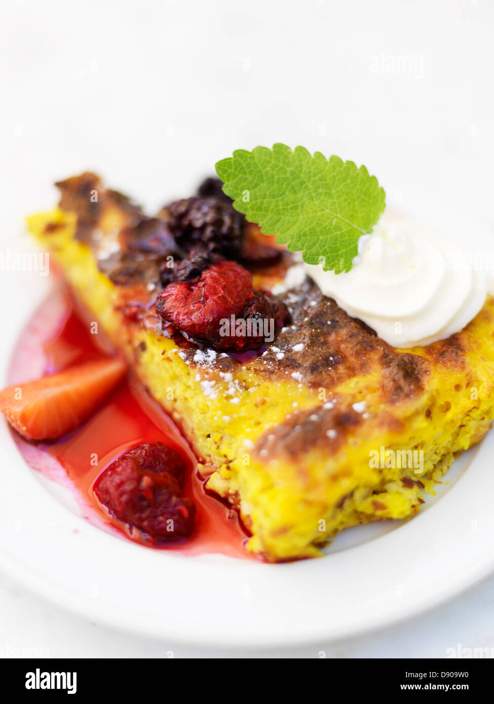 Gâteau aux fruits rouges safran et à la crème fouettée, la Suède. Banque D'Images