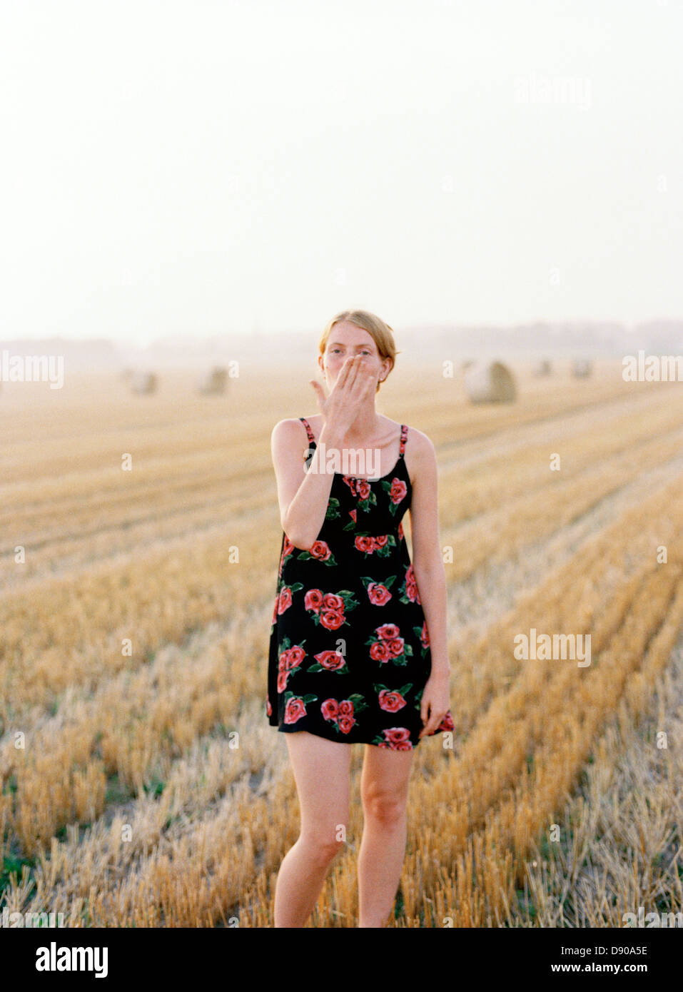 Woman throwing un baiser, Skane, Sweden. Banque D'Images