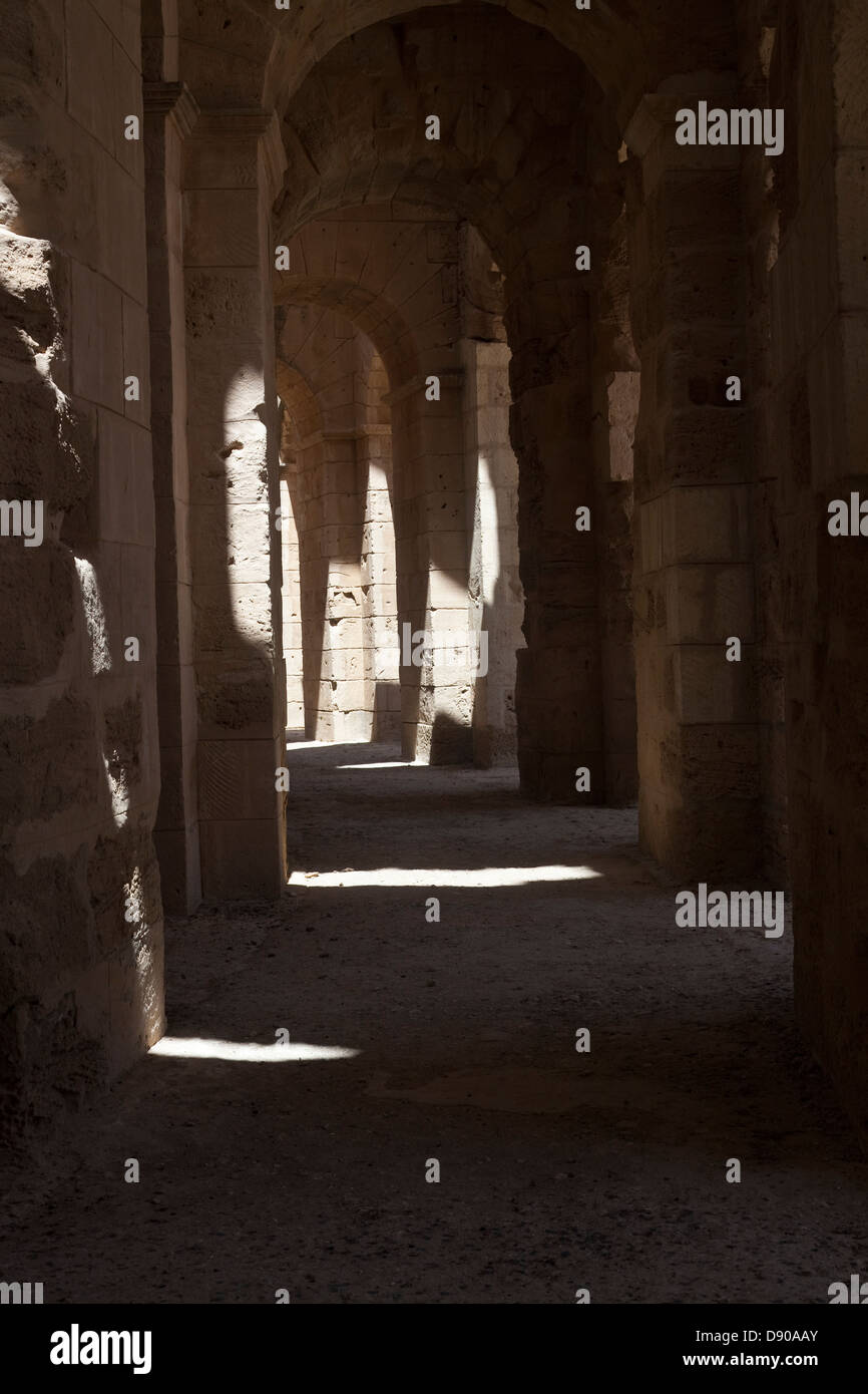 Des arches en pierre dans l'amphithéâtre romain de El Jem Tunisie Banque D'Images