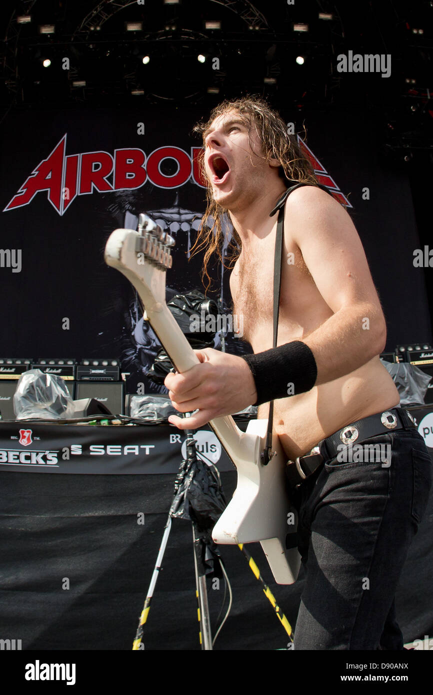 Nuremberg, Allemagne. 7 juin 2013. Homme à l'avant du groupe australien Airbourne, Joel O'Keeffe (C), procède au festival de musique "Rock im Park" à Nuremberg, Allemagne, 07 juin 2013. Plus de 70 000 musiciens rock sont attendus pour le festival qui se poursuit jusqu'au 09 juin. Photo : DANIEL KARMANN/dpa/Alamy Live News Banque D'Images