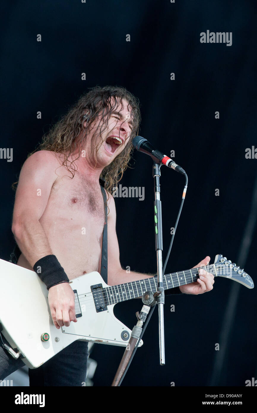 Nuremberg, Allemagne. 7 juin 2013. Homme à l'avant du groupe australien Airbourne, Joel O'Keeffe (C), procède au festival de musique "Rock im Park" à Nuremberg, Allemagne, 07 juin 2013. Plus de 70 000 musiciens rock sont attendus pour le festival qui se poursuit jusqu'au 09 juin. Photo : DANIEL KARMANN/dpa/Alamy Live News Banque D'Images