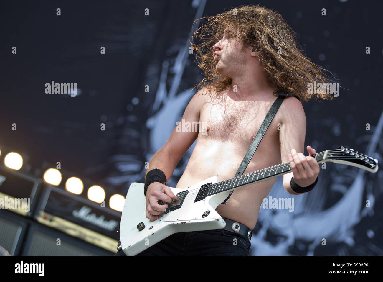 Nuremberg, Allemagne. 7 juin 2013. Homme à l'avant du groupe australien Airbourne, Joel O'Keeffe (C), procède au festival de musique "Rock im Park" à Nuremberg, Allemagne, 07 juin 2013. Plus de 70 000 musiciens rock sont attendus pour le festival qui se poursuit jusqu'au 09 juin. Photo : DANIEL KARMANN/dpa/Alamy Live News Banque D'Images