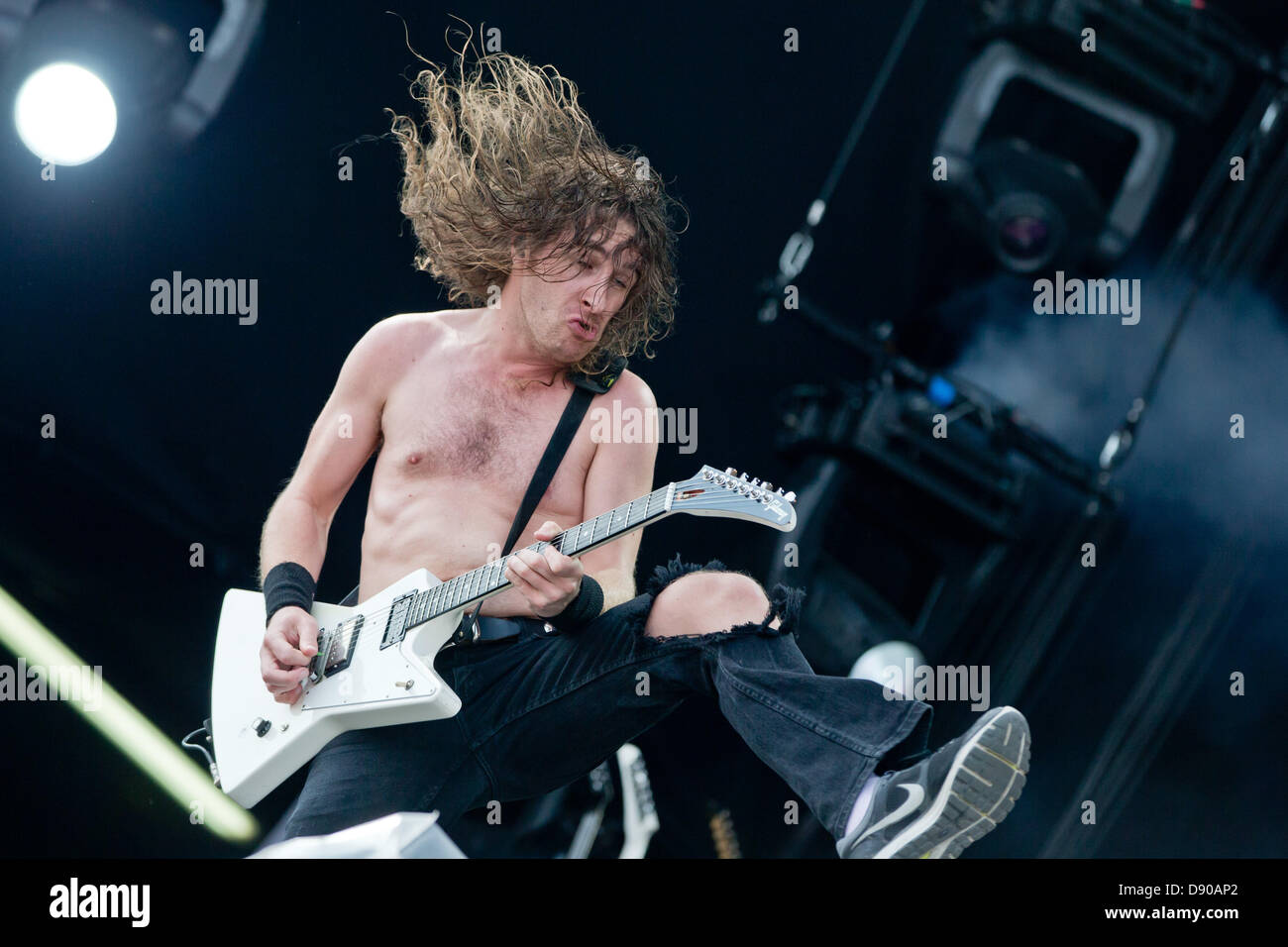 Nuremberg, Allemagne. 7 juin 2013. Homme à l'avant du groupe australien Airbourne, Joel O'Keeffe (C), procède au festival de musique "Rock im Park" à Nuremberg, Allemagne, 07 juin 2013. Plus de 70 000 musiciens rock sont attendus pour le festival qui se poursuit jusqu'au 09 juin. Photo : DANIEL KARMANN/dpa/Alamy Live News Banque D'Images