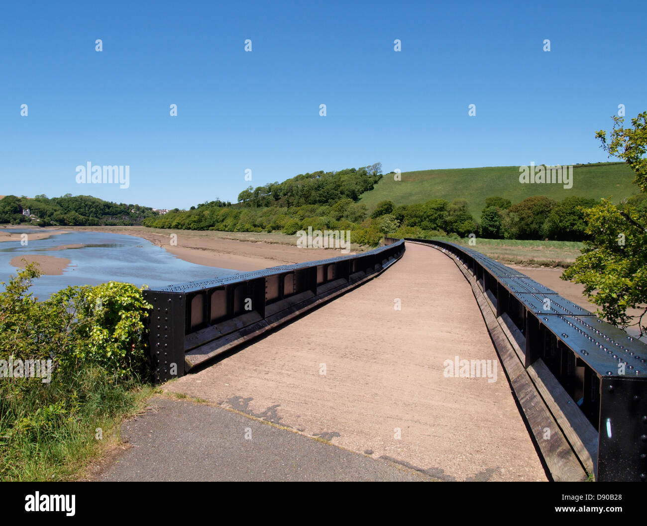 Ancien pont ferroviaire sur la rivière Torridge sur le Tarka Trail entre Bideford et Torrington, Devon, UK 2013 Banque D'Images