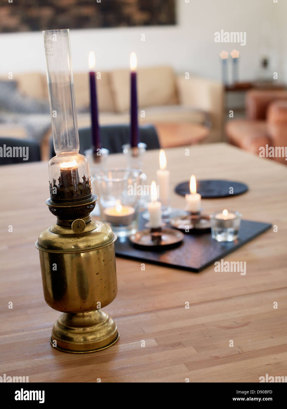 Une lampe à pétrole sur une table, la Suède. Banque D'Images