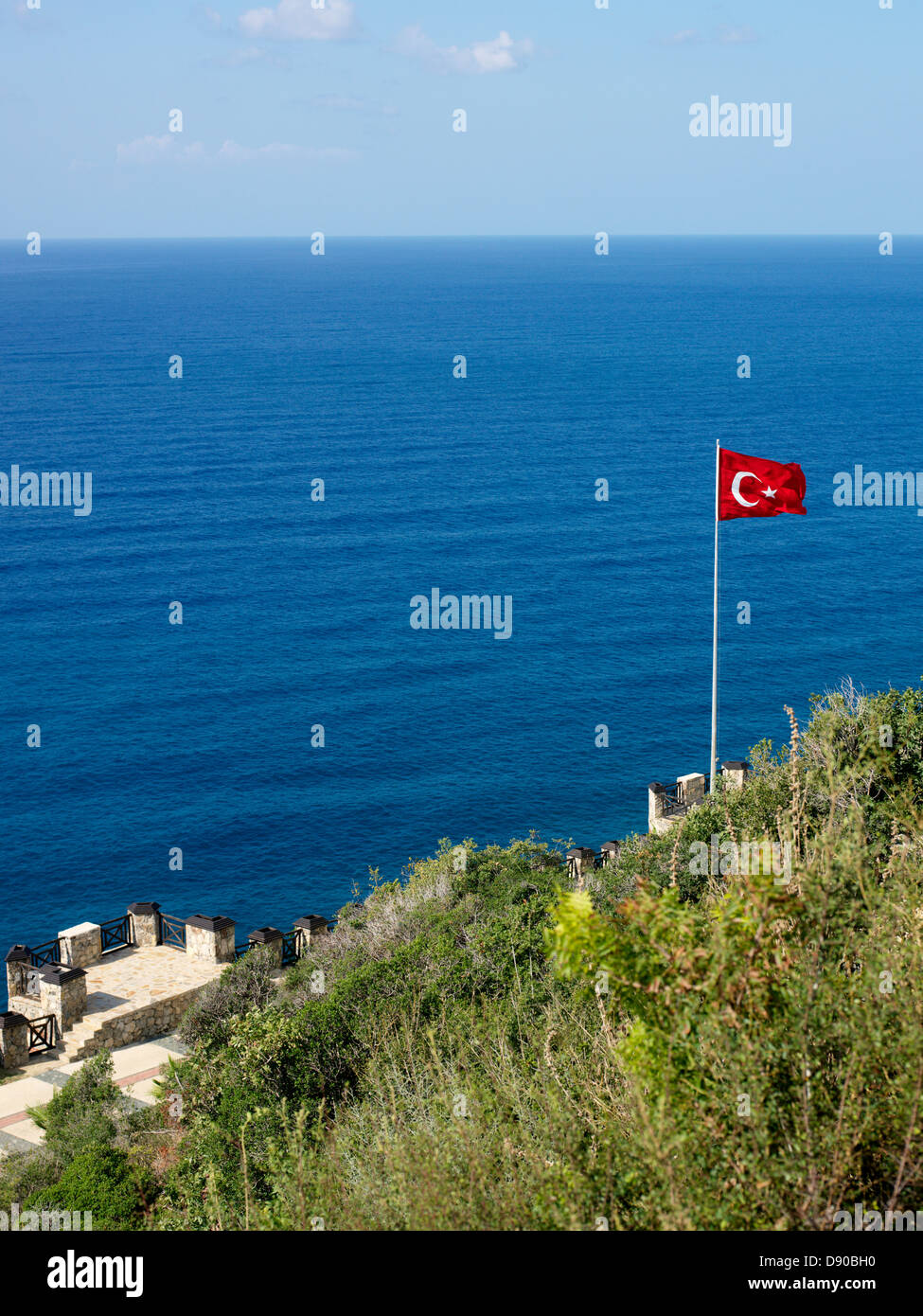 Vue sur l'océan et le drapeau turc, la Turquie. Banque D'Images