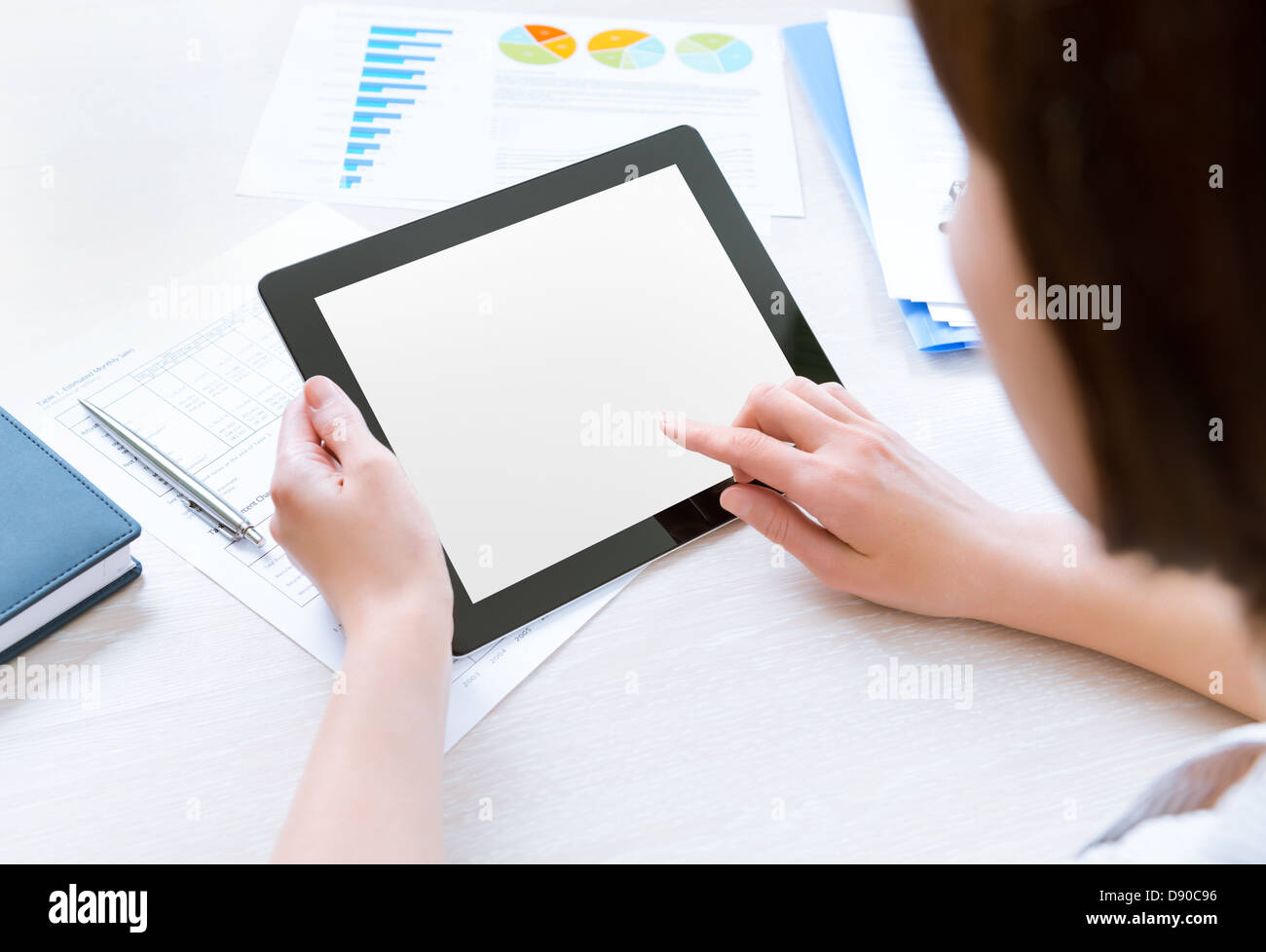 Caucasian businesswoman sitting at travail et à vide sur la tablette numérique moderne, touchant à l'écran vide Banque D'Images
